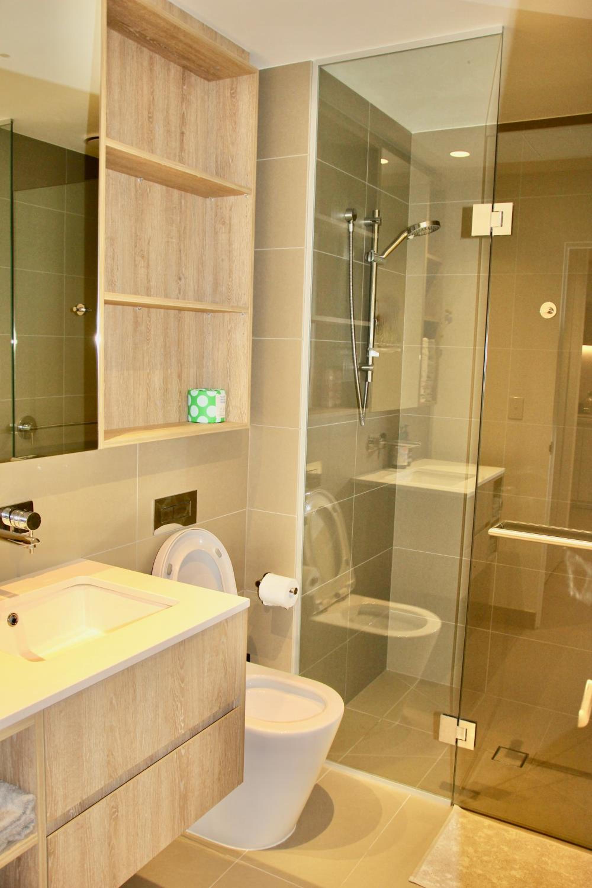 Chic 2BR Luxury Apt in Prime West Side Complex Center of It All