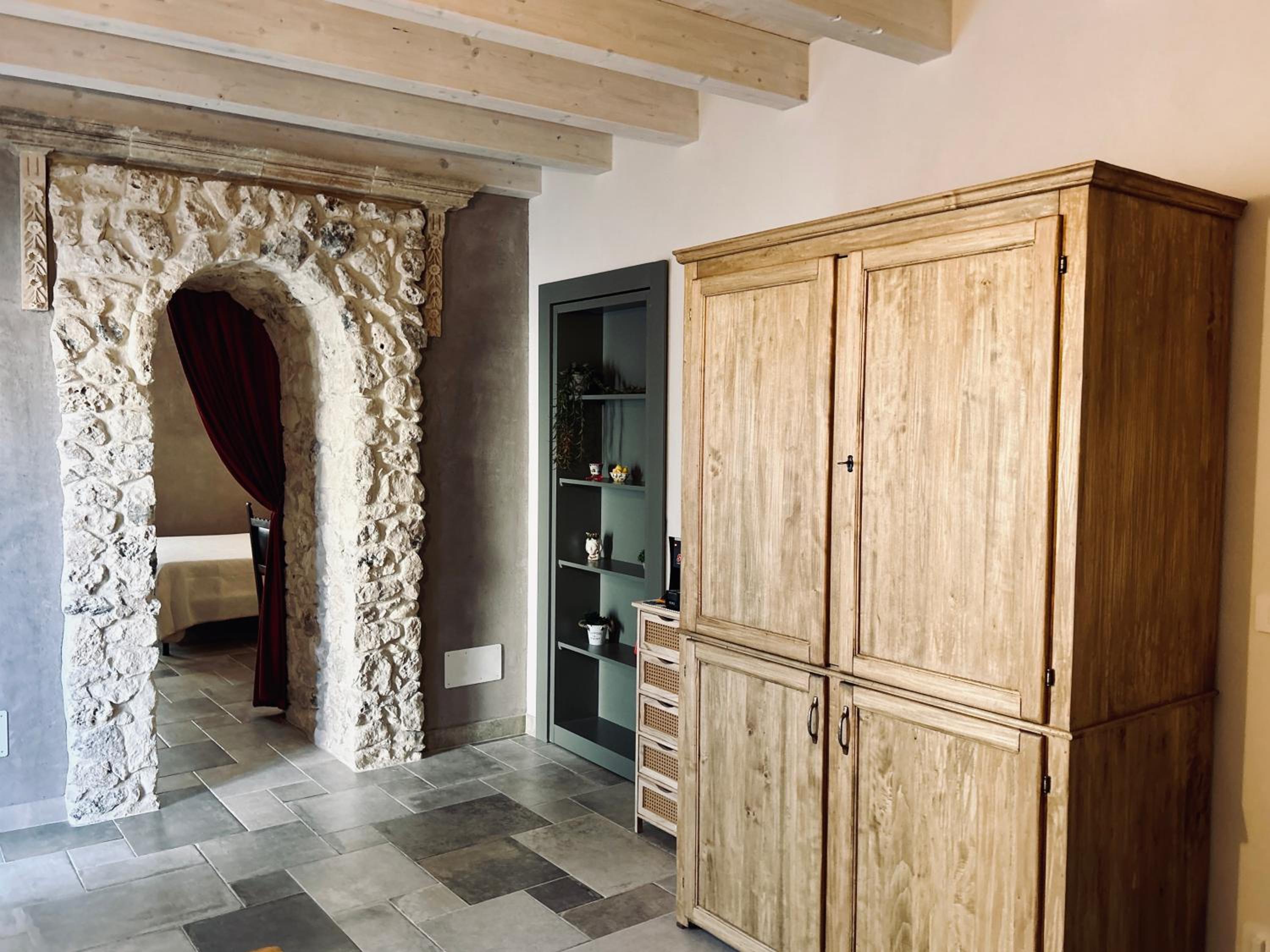 Suite Albanazzo with Jacuzzi near the sandy beach view 4