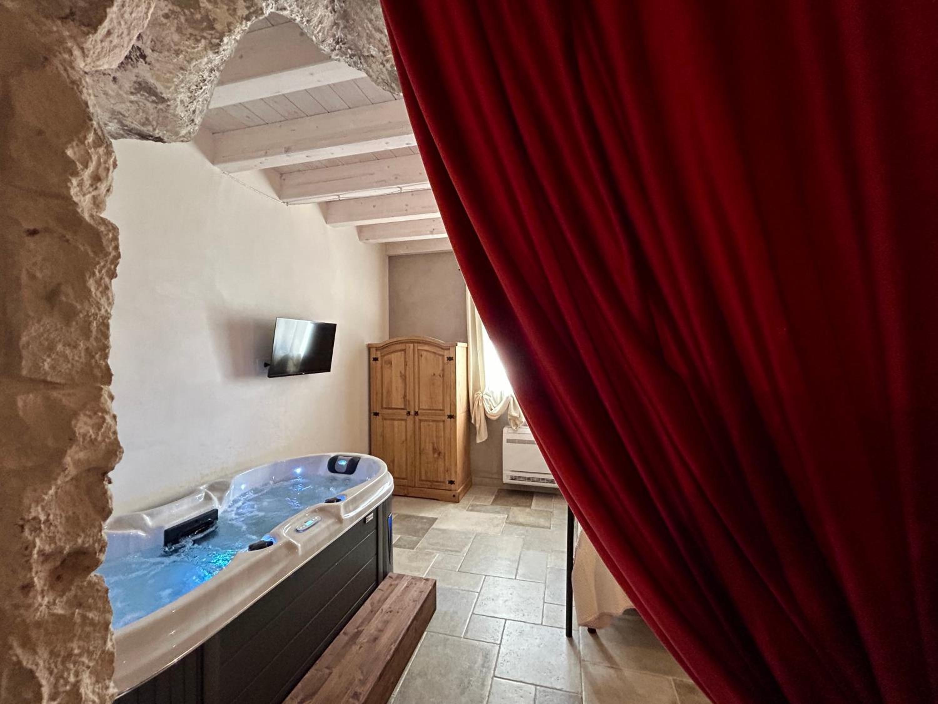 Suite Albanazzo with Jacuzzi near the sandy beach view 5