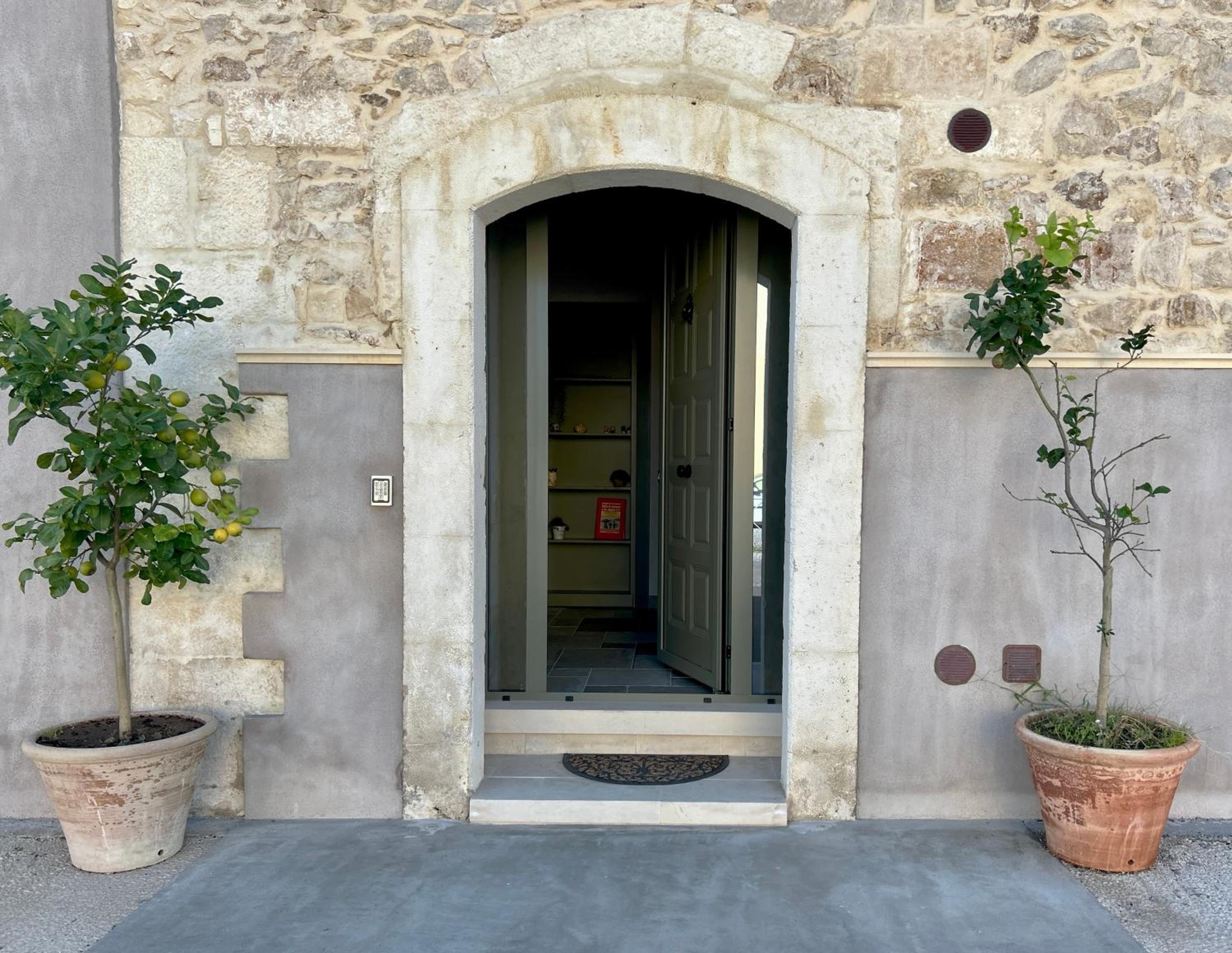 Suite Albanazzo with Jacuzzi near the sandy beach view 3