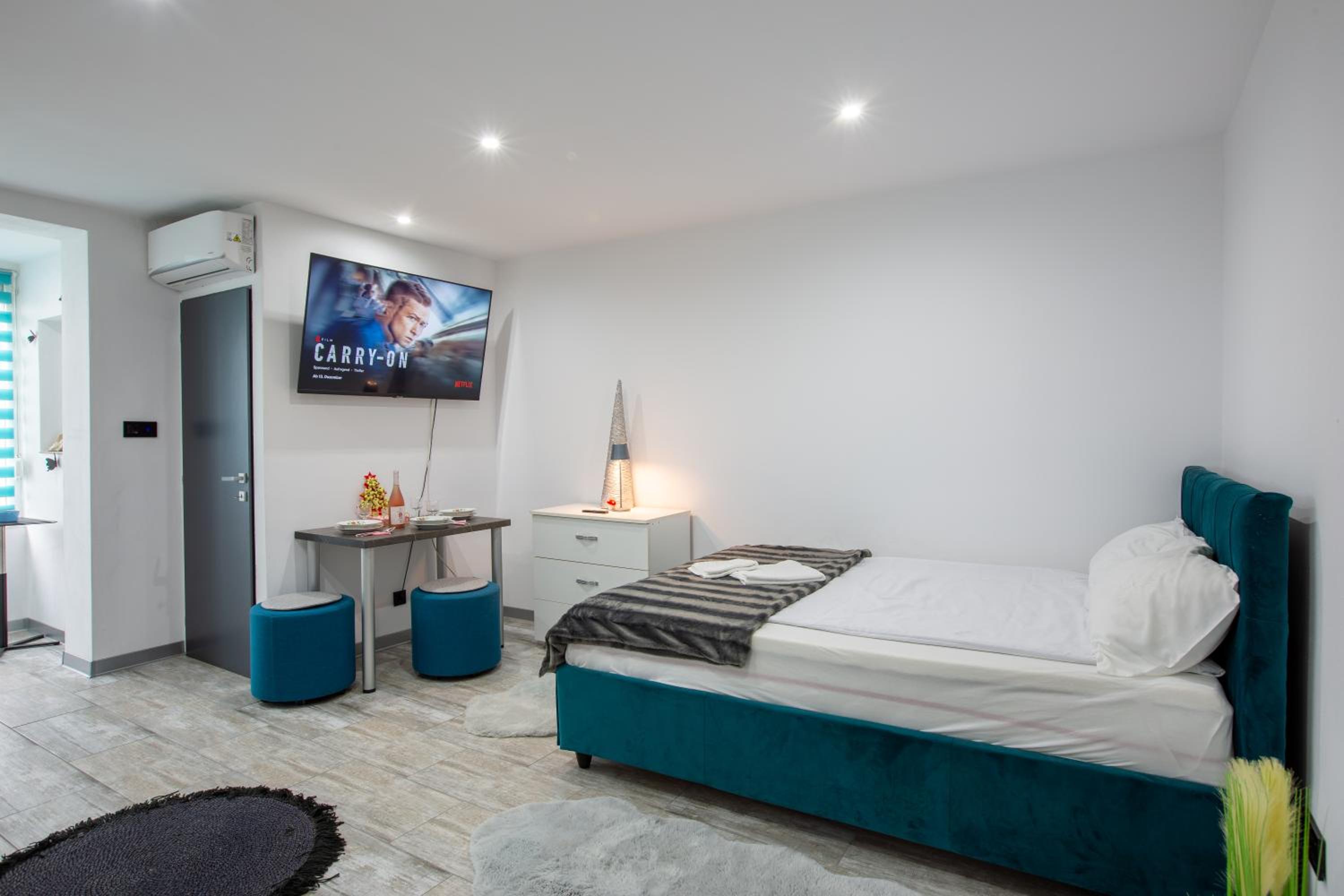 I1 Ultracentral Studio DeLuxe Modern Apartment view 3