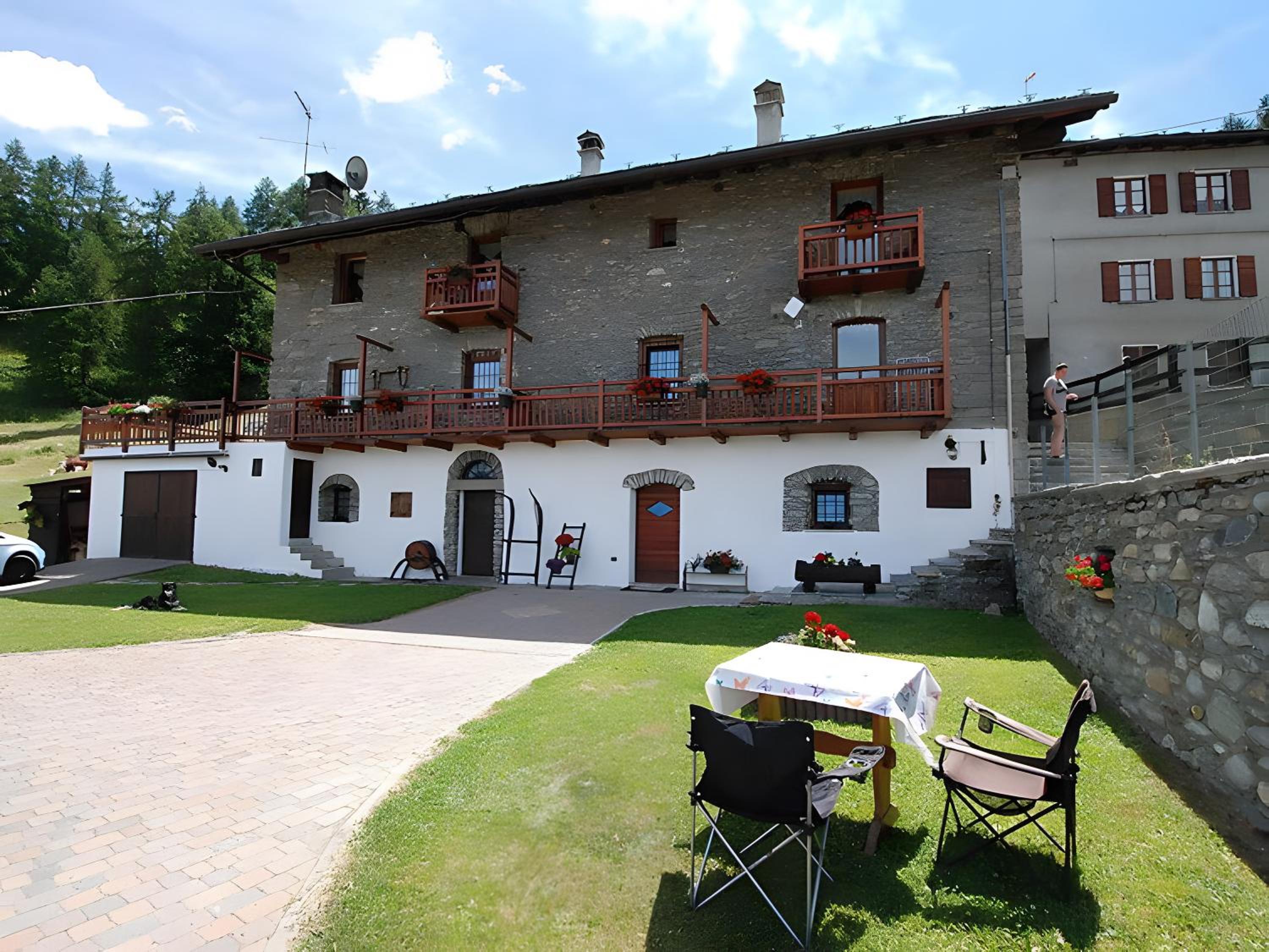 Maison Cerise Pila view 2