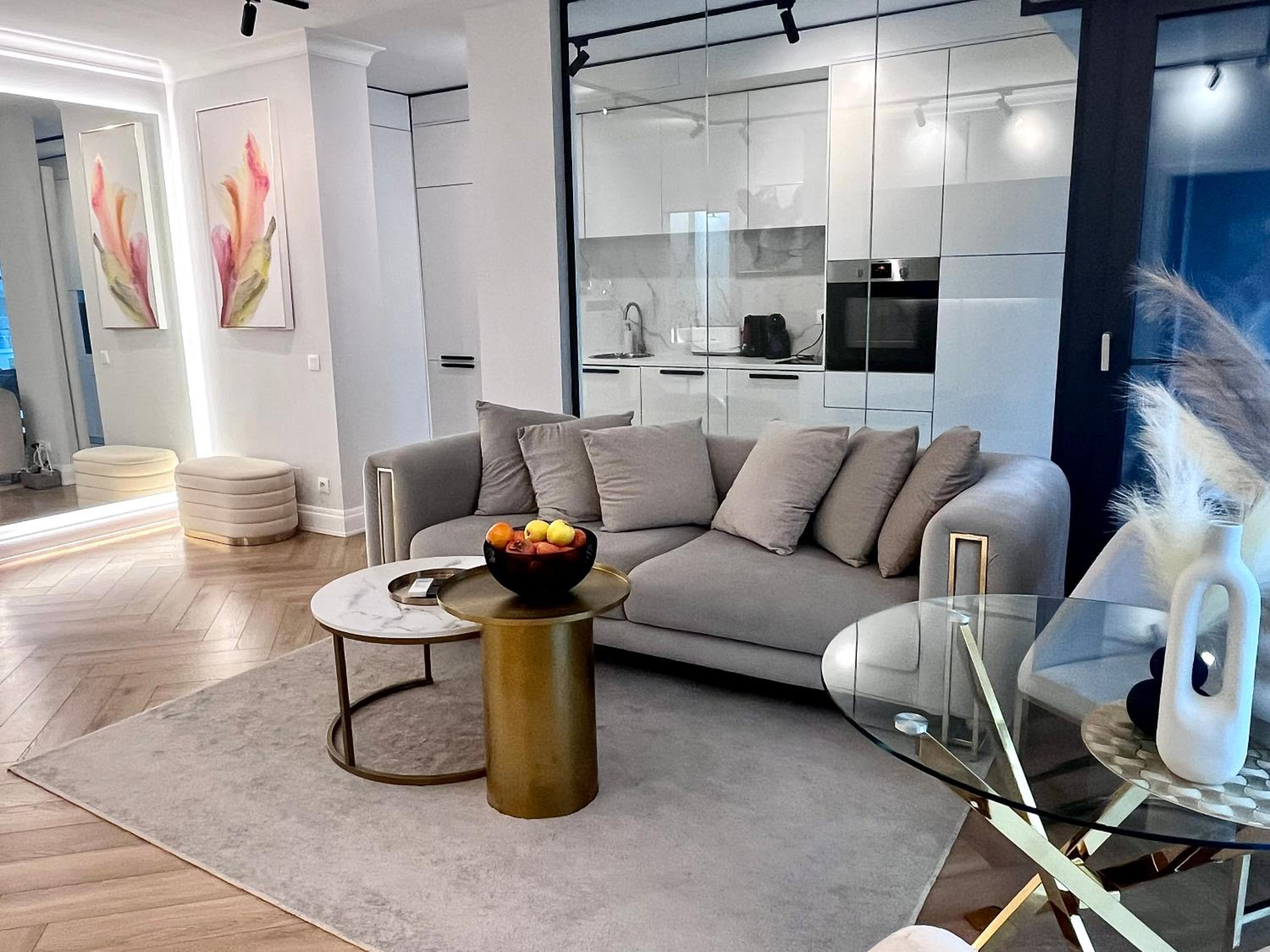 FLH Golden Elegance - Balcony, Garage & King Bed close to Therme and Airport