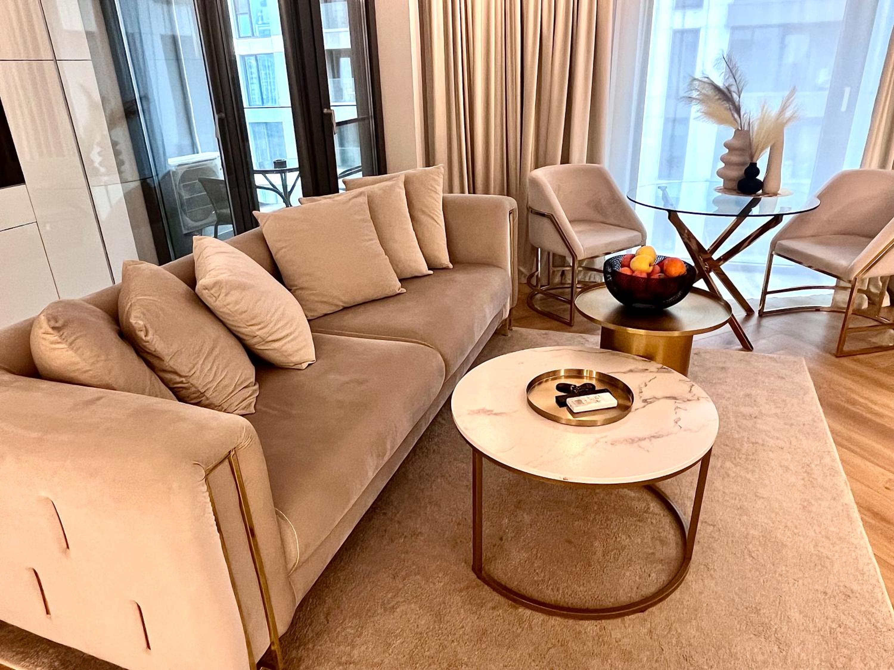 FLH Golden Elegance - Balcony, Garage & King Bed close to Therme and Airport