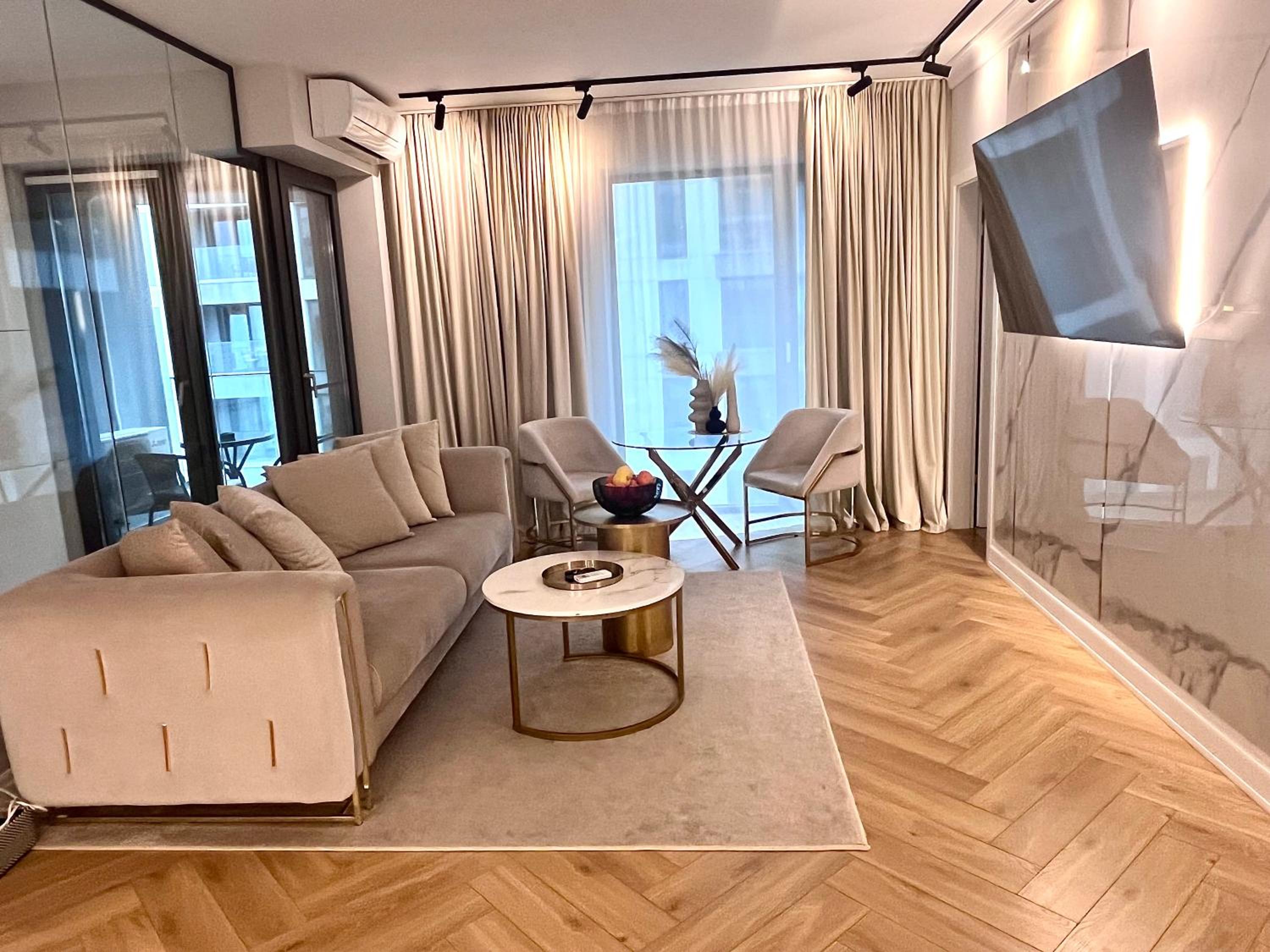 FLH Golden Elegance - Balcony, Garage & King Bed close to Therme and Airport