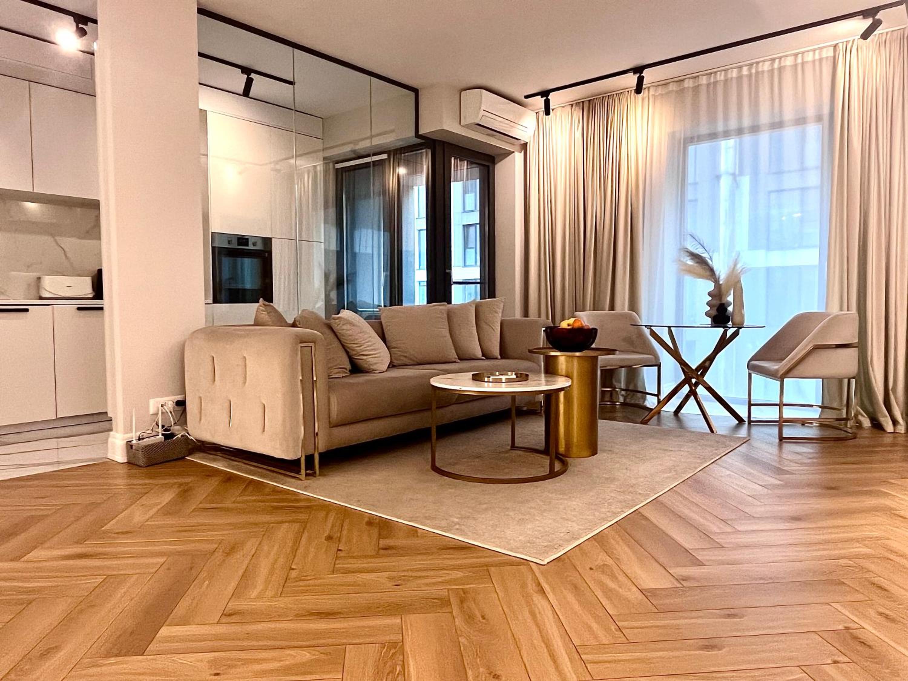 FLH Golden Elegance - Balcony, Garage & King Bed close to Therme and Airport