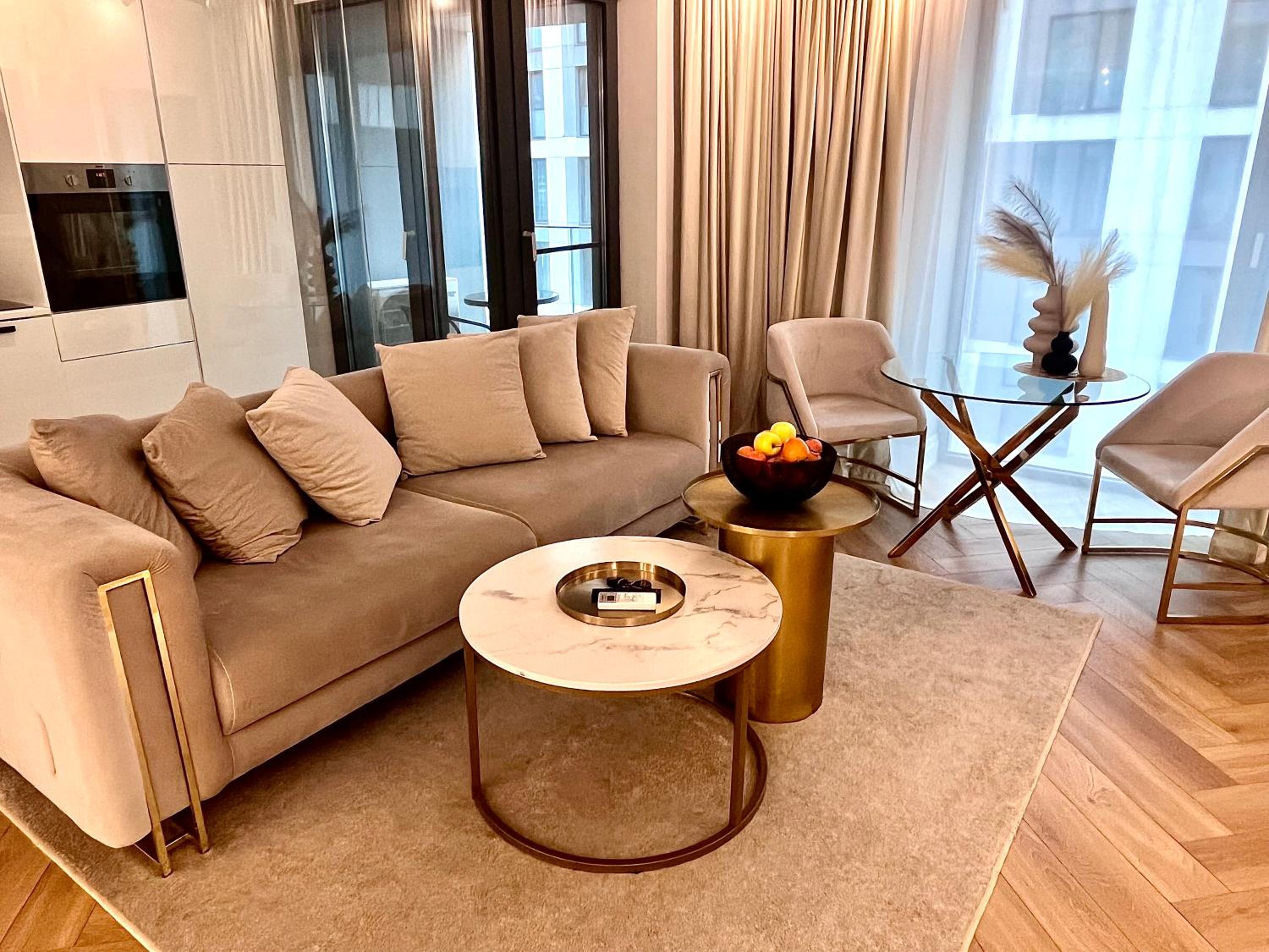 FLH Golden Elegance - Balcony, Garage & King Bed close to Therme and Airport