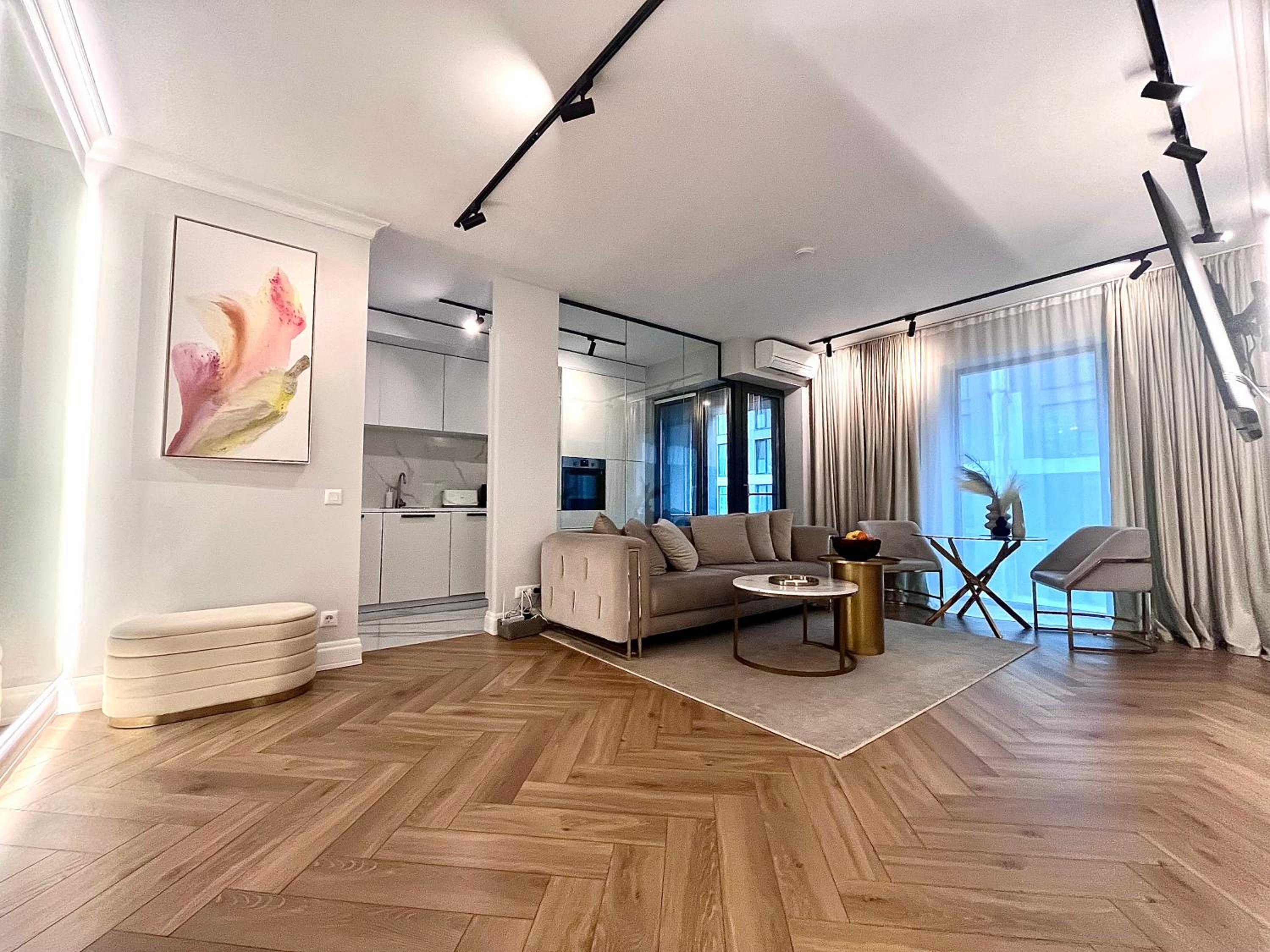 FLH Golden Elegance - Balcony, Garage & King Bed close to Therme and Airport