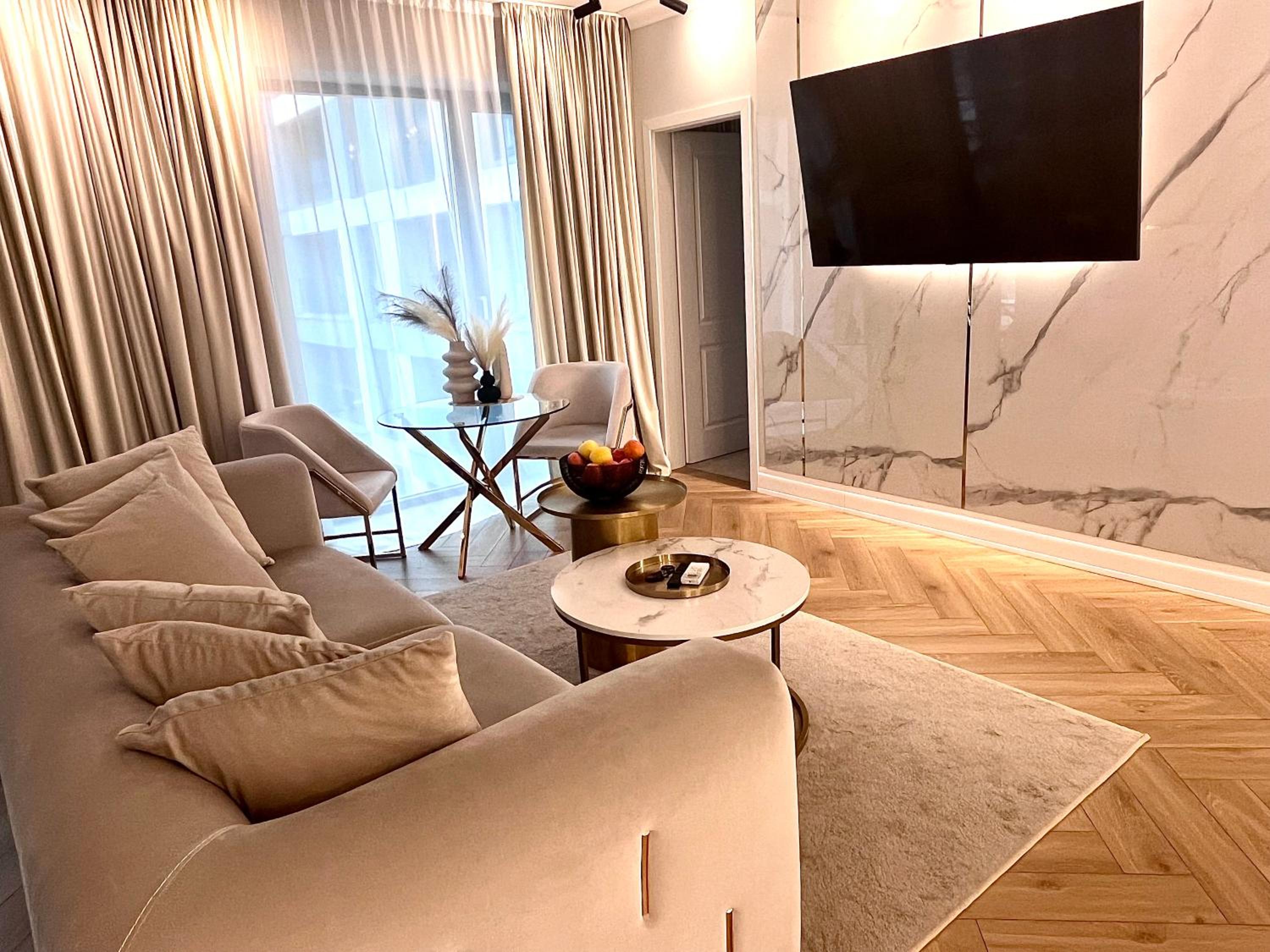 FLH Golden Elegance - Balcony, Garage & King Bed close to Therme and Airport