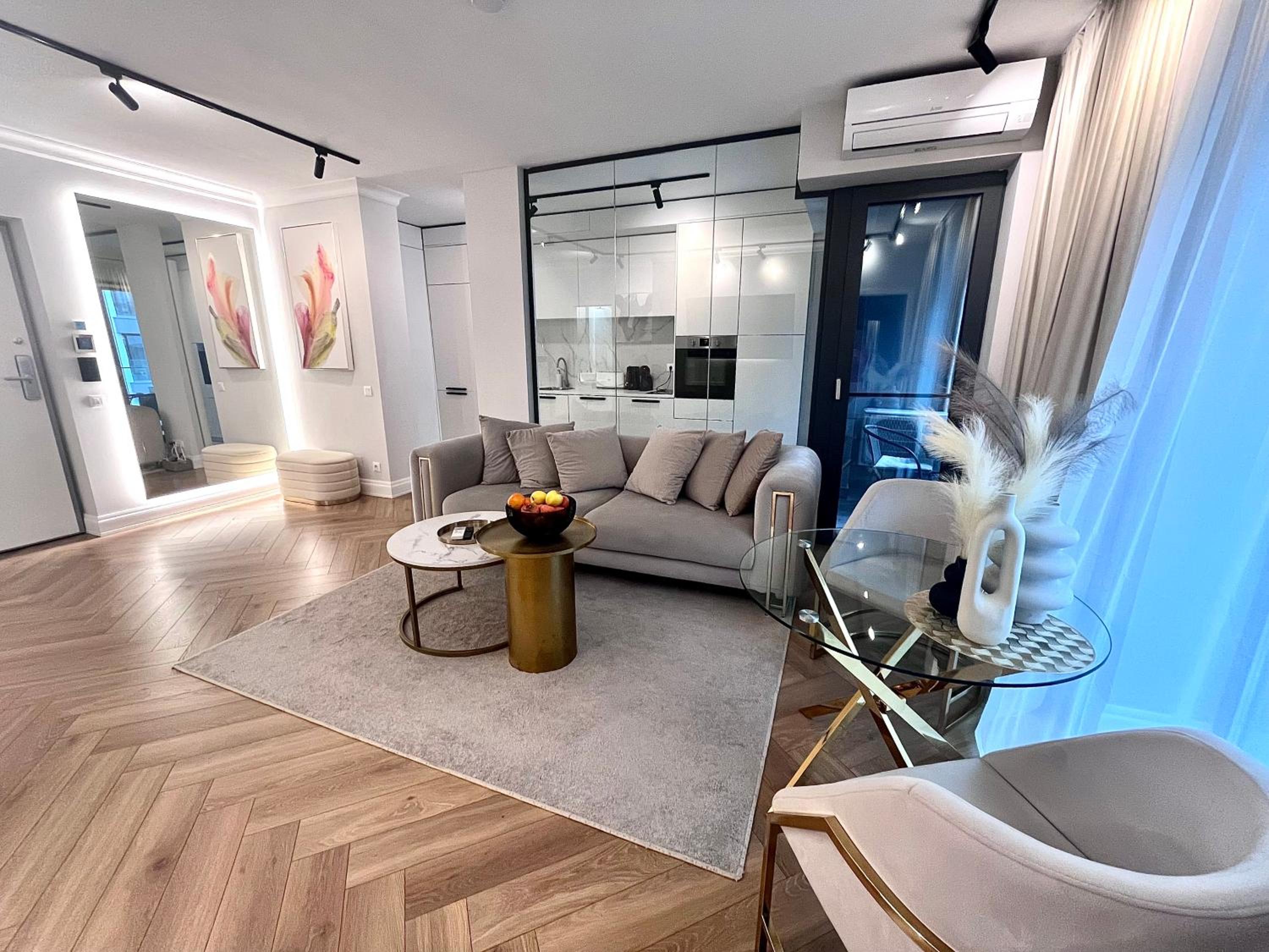 FLH Golden Elegance - Balcony, Garage & King Bed close to Therme and Airport