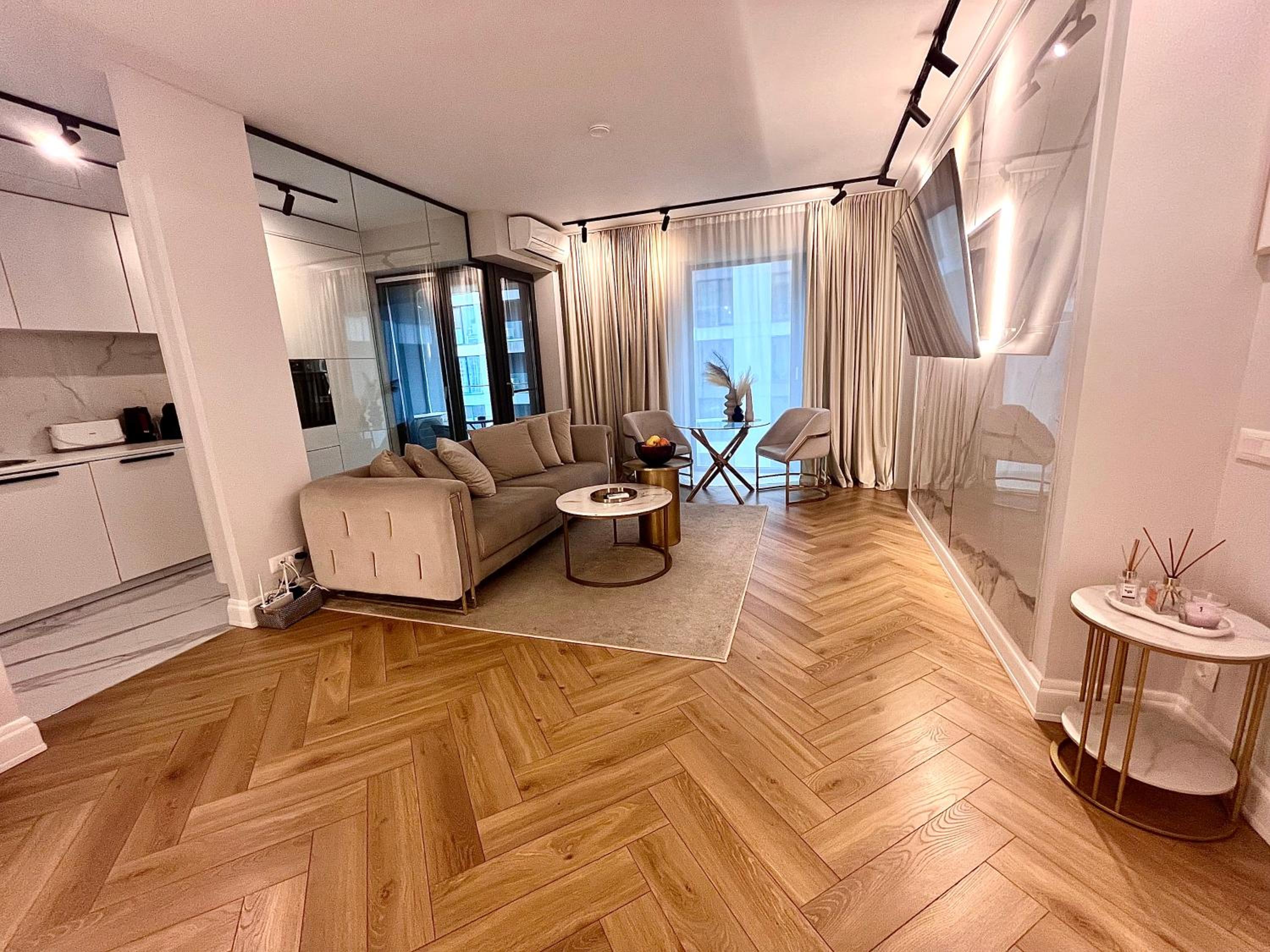 FLH Golden Elegance - Balcony, Garage & King Bed close to Therme and Airport