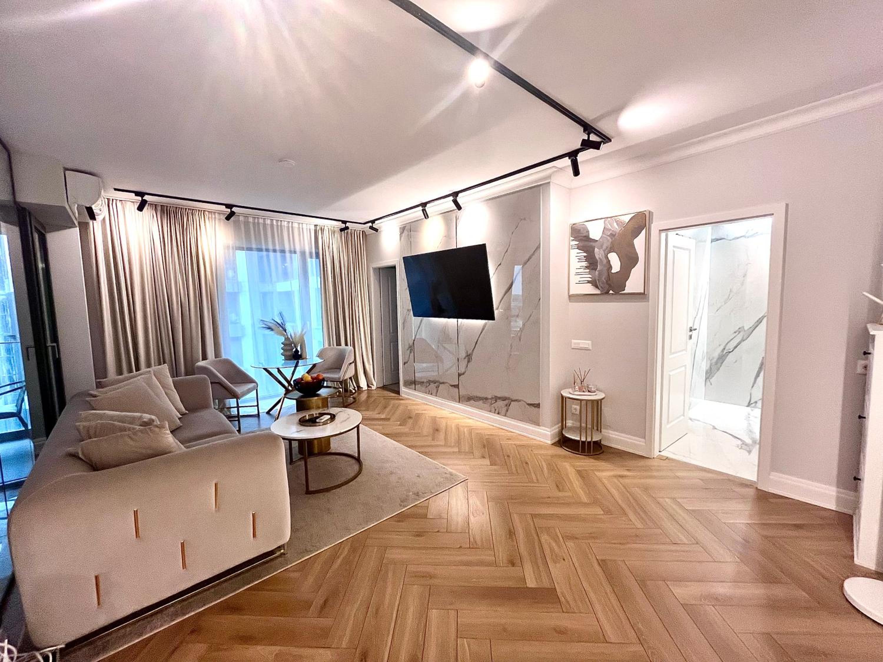 FLH Golden Elegance - Balcony, Garage & King Bed close to Therme and Airport