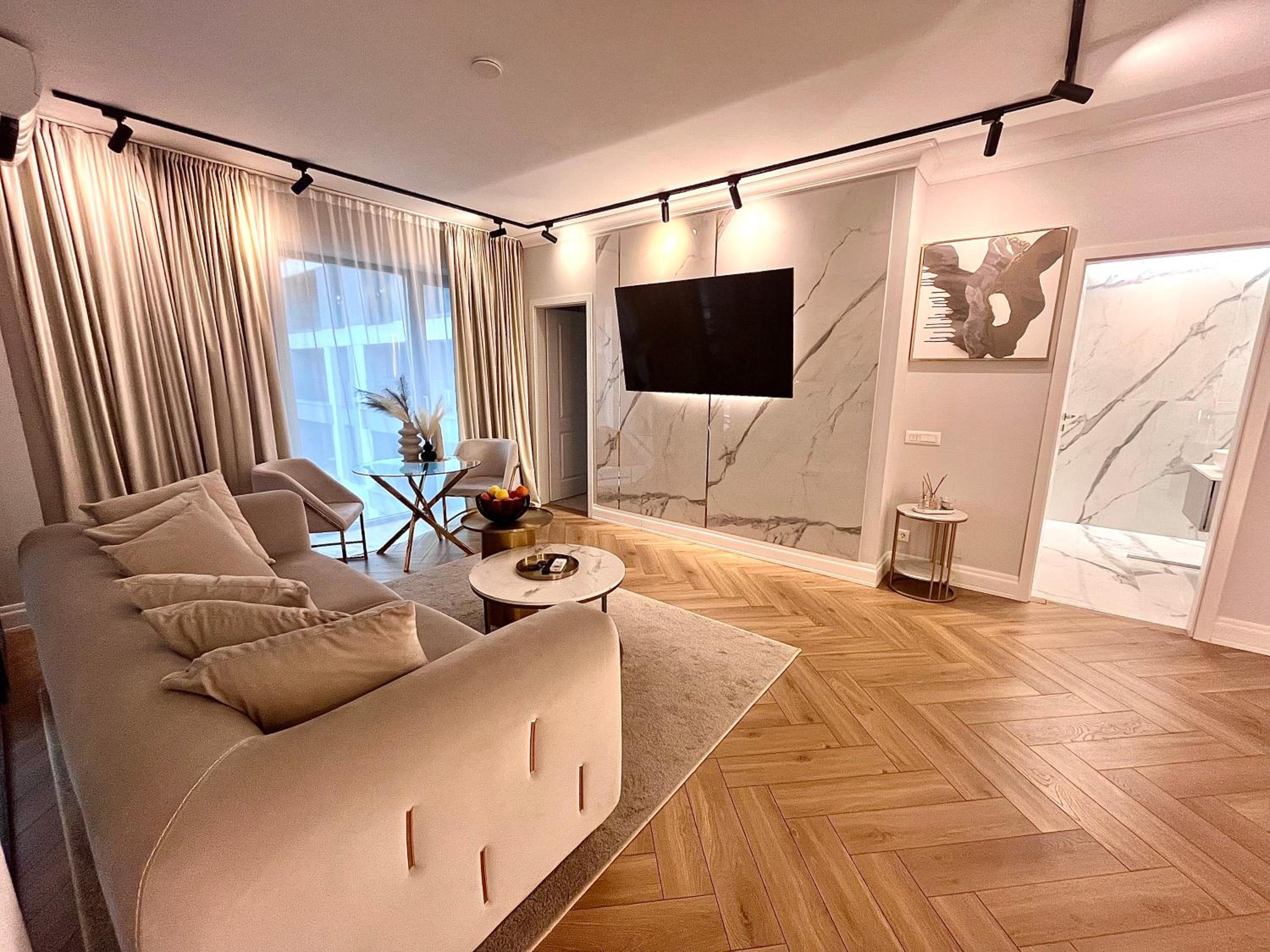 FLH Golden Elegance - Balcony, Garage & King Bed close to Therme and Airport