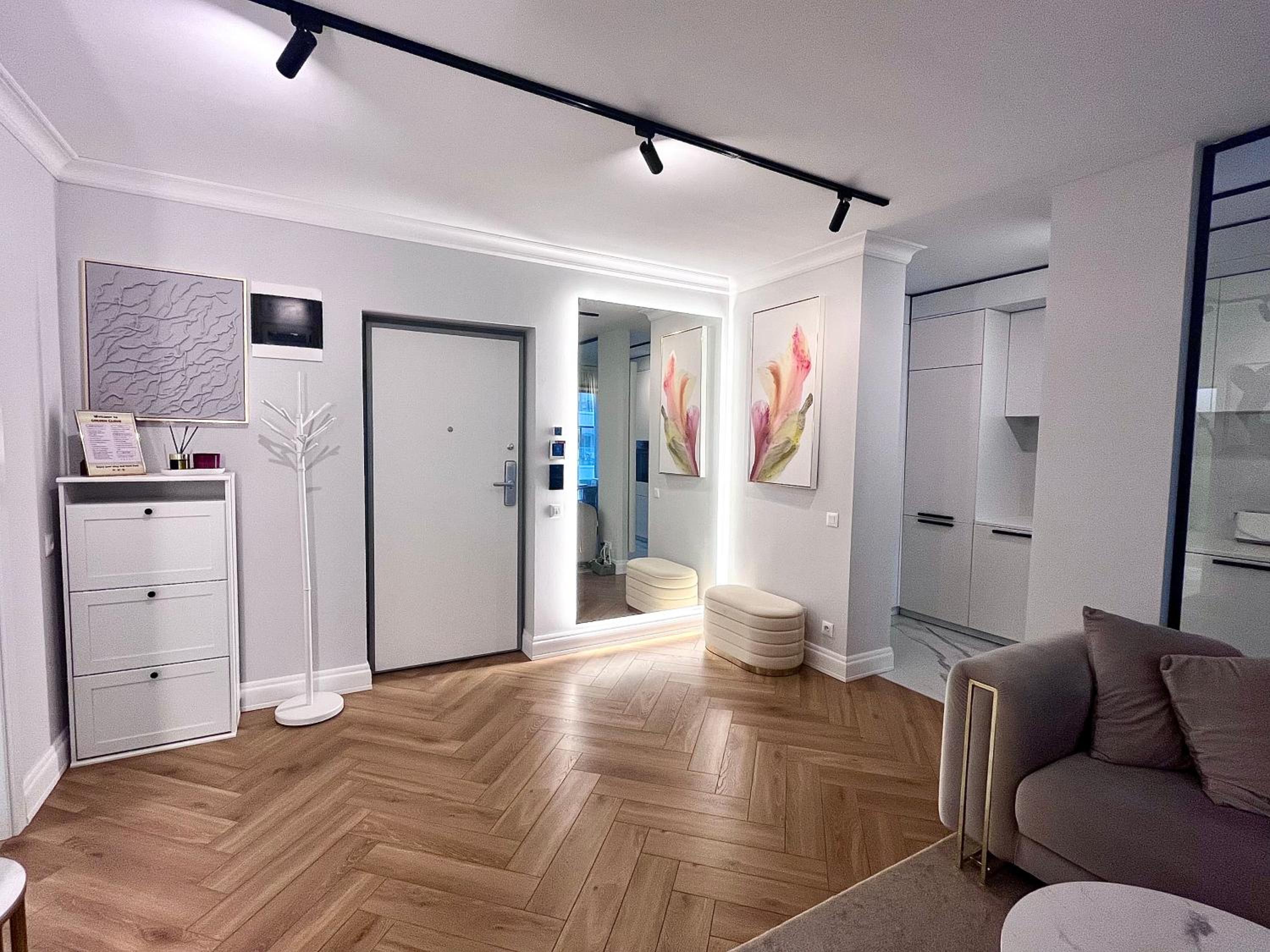 FLH Golden Elegance - Balcony, Garage & King Bed close to Therme and Airport