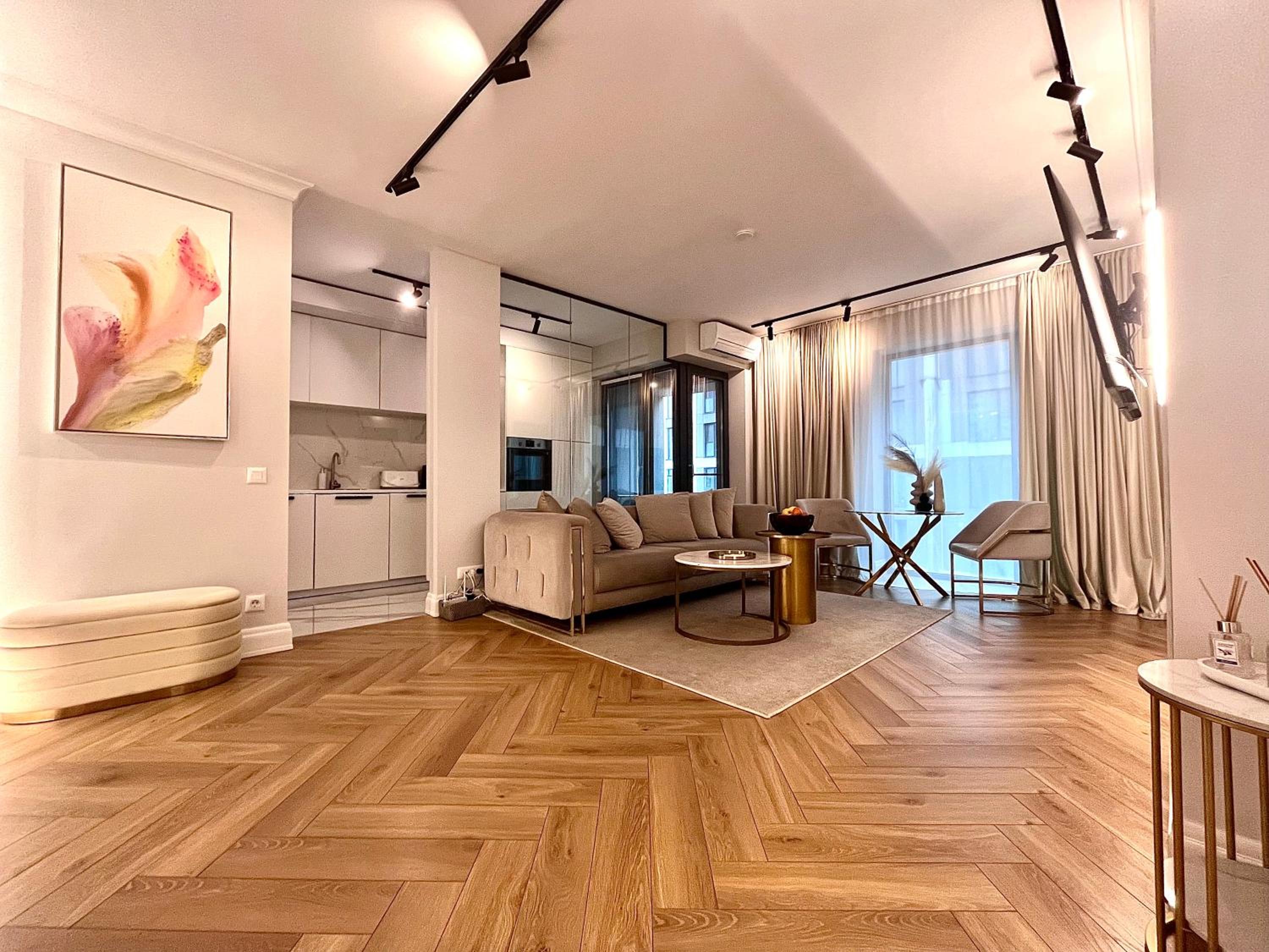 FLH Golden Elegance - Balcony, Garage & King Bed close to Therme and Airport