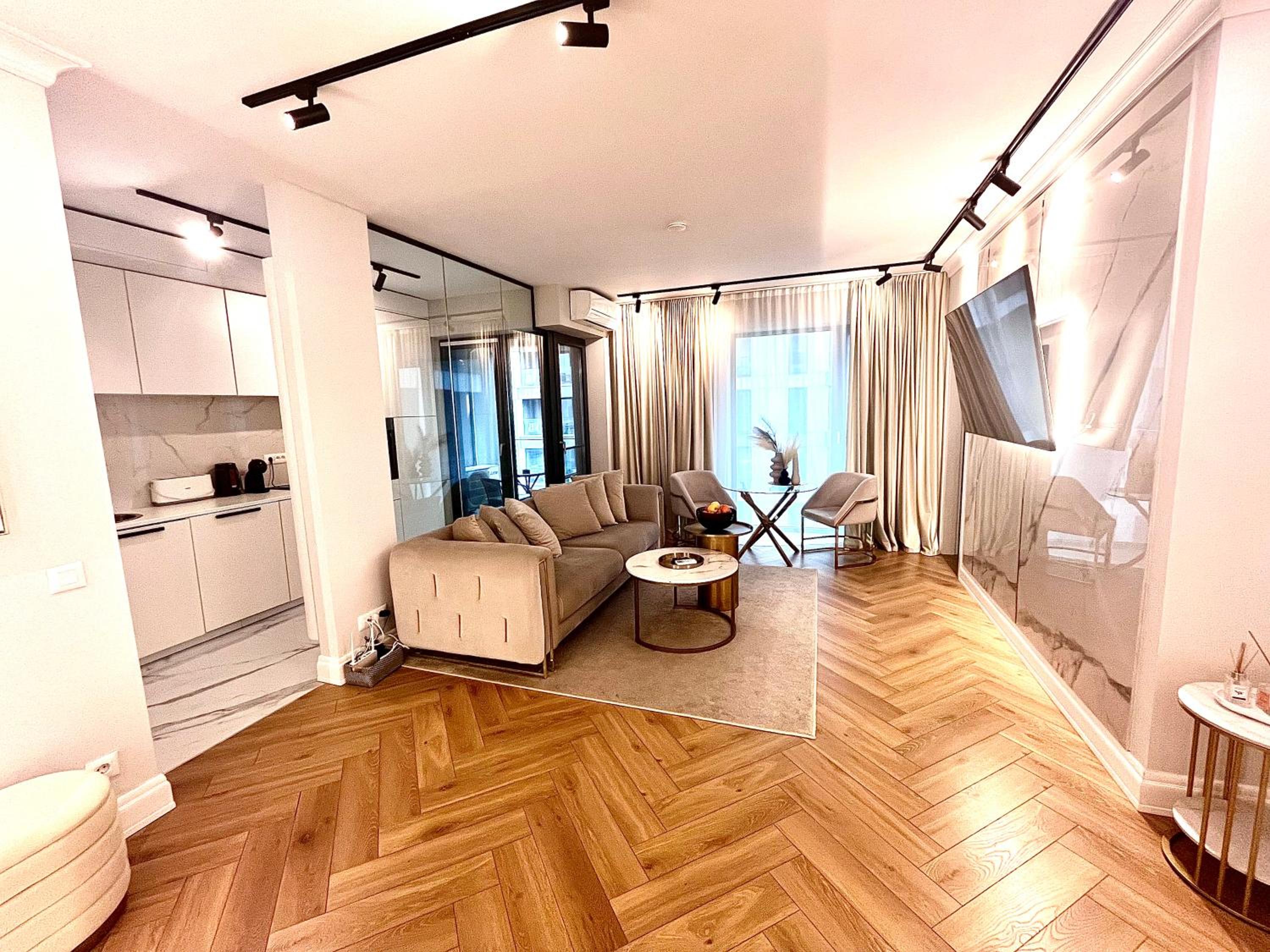 FLH Golden Elegance - Balcony, Garage & King Bed close to Therme and Airport