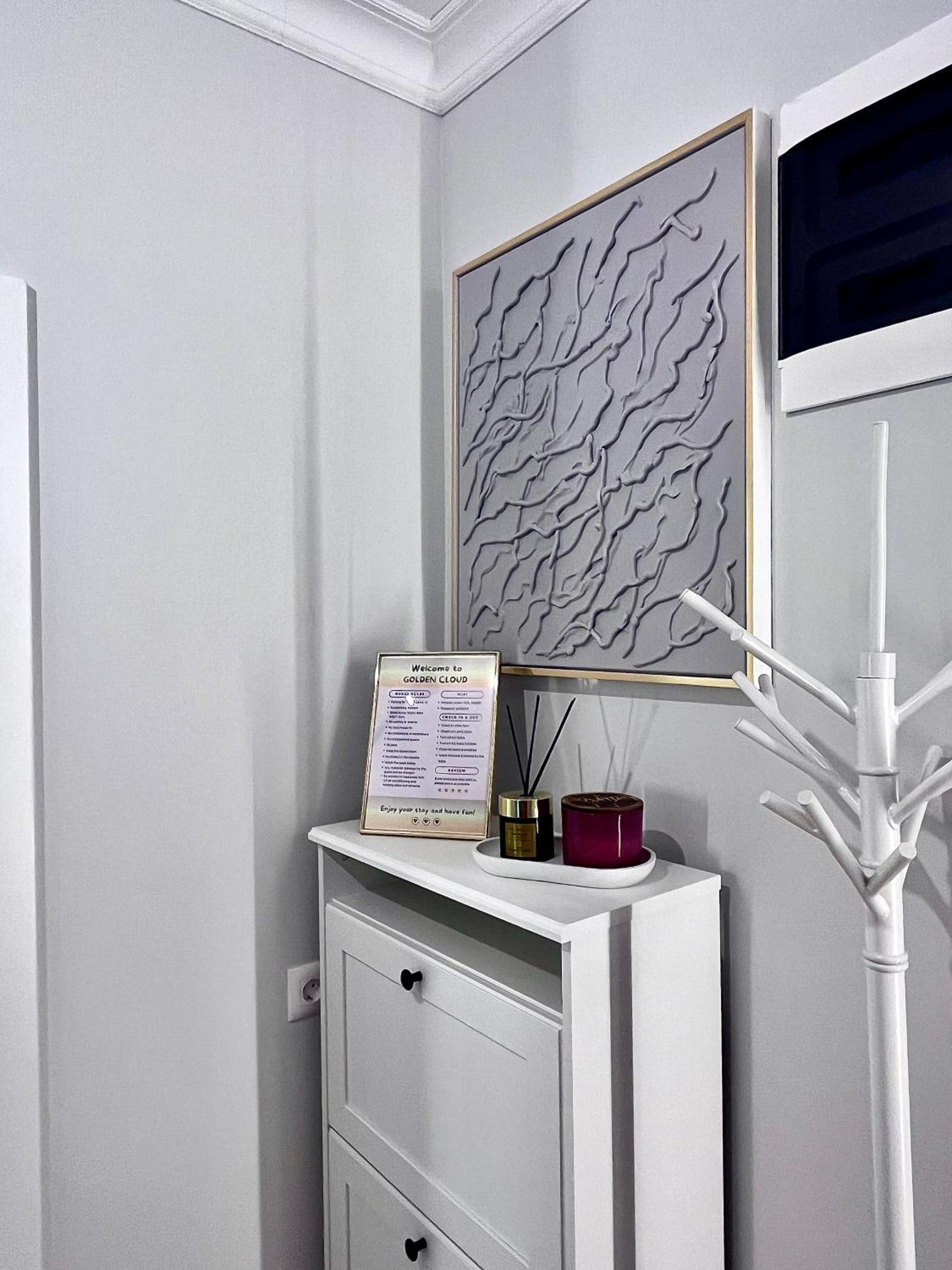 FLH Golden Elegance - Balcony, Garage & King Bed close to Therme and Airport