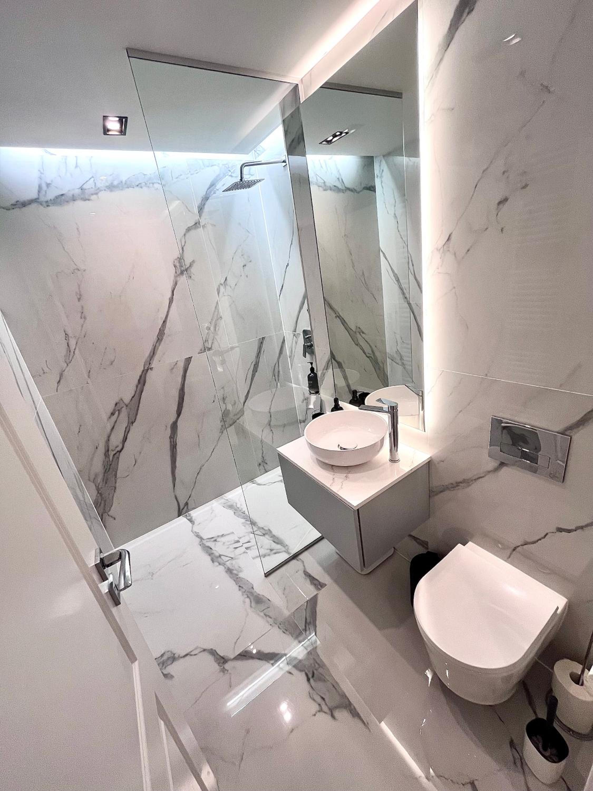 FLH Golden Elegance - Balcony, Garage & King Bed close to Therme and Airport