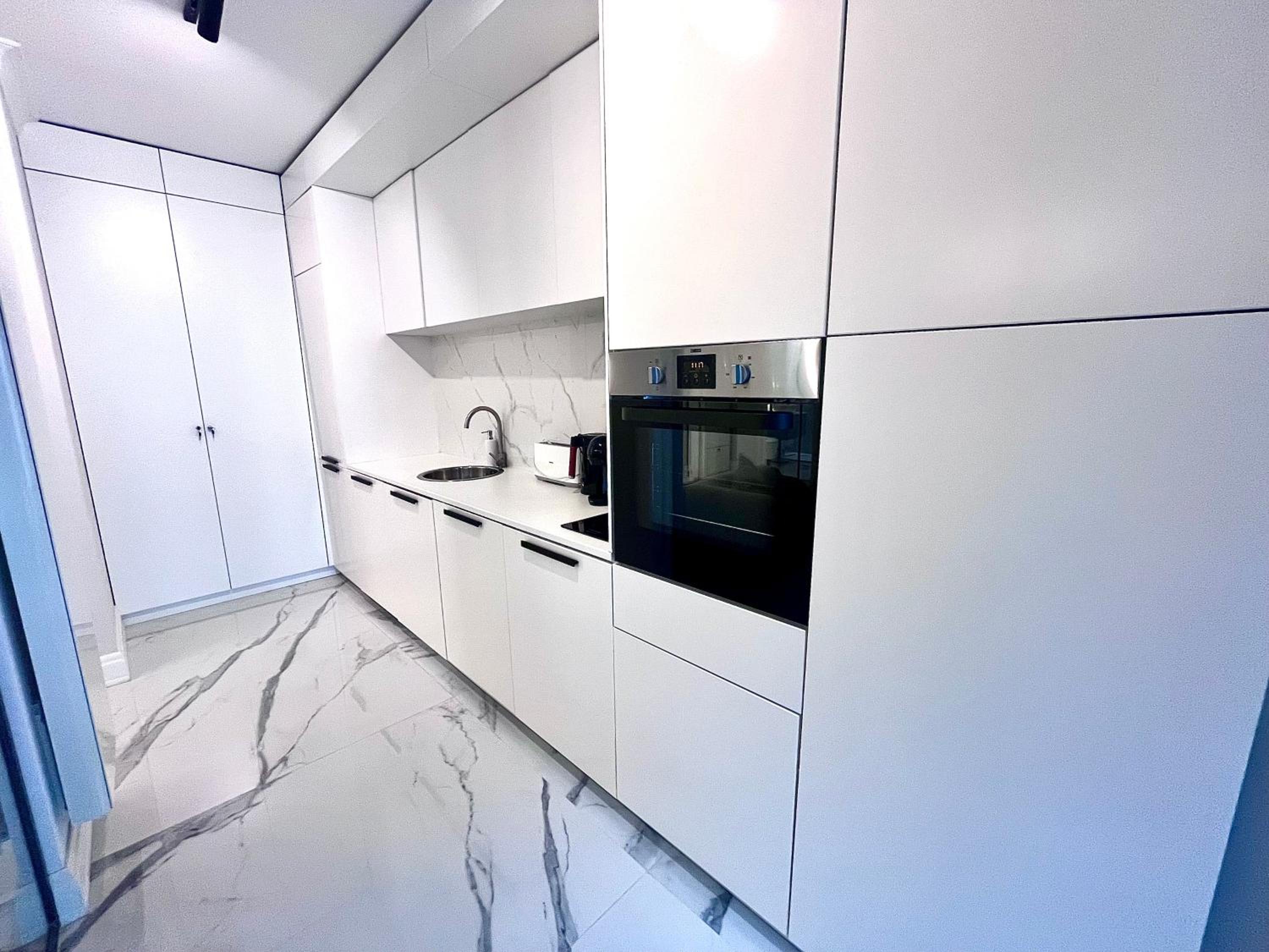 FLH Golden Elegance - Balcony, Garage & King Bed close to Therme and Airport