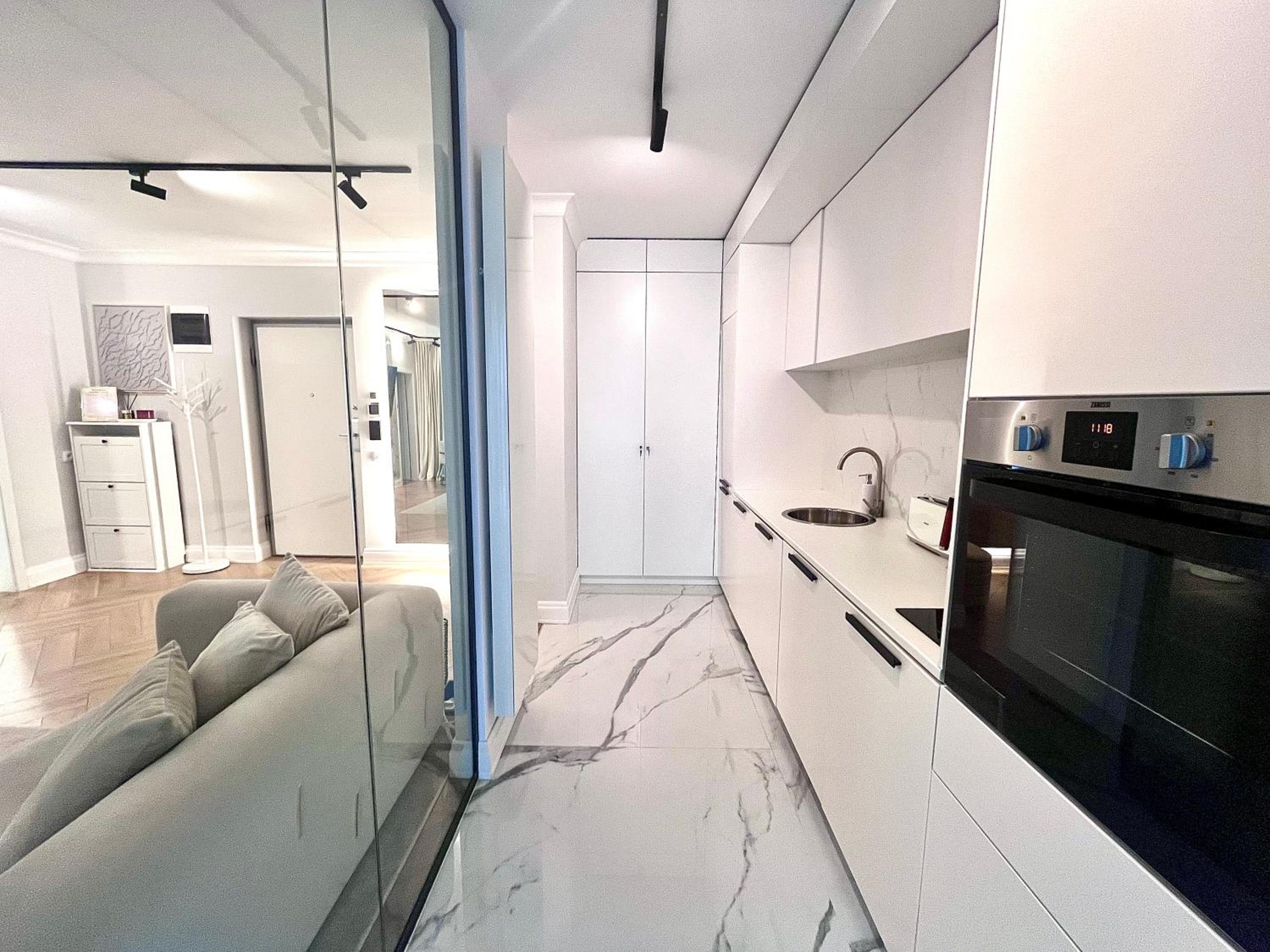 FLH Golden Elegance - Balcony, Garage & King Bed close to Therme and Airport