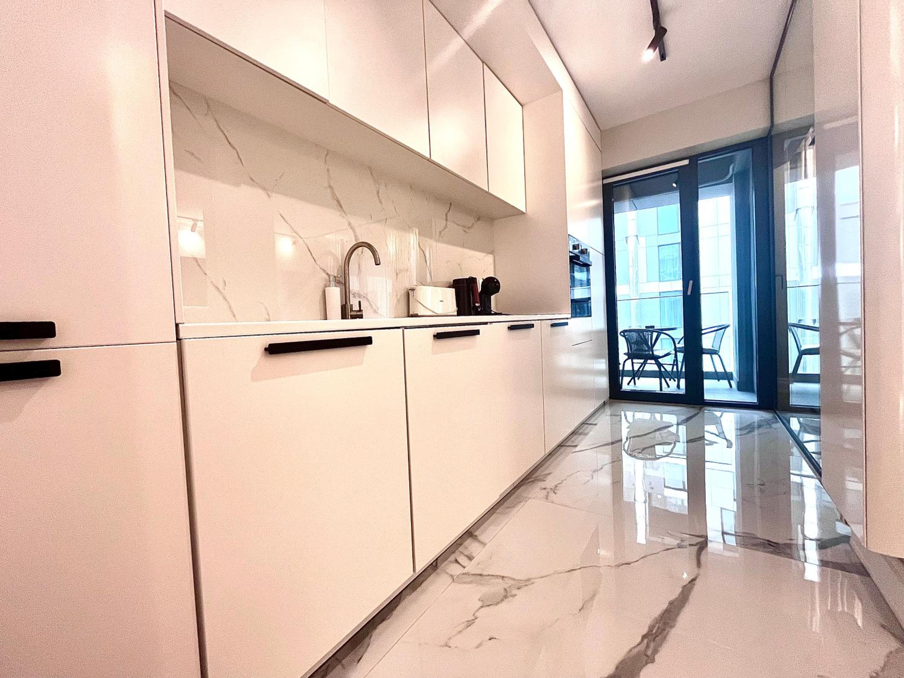 FLH Golden Elegance - Balcony, Garage & King Bed close to Therme and Airport