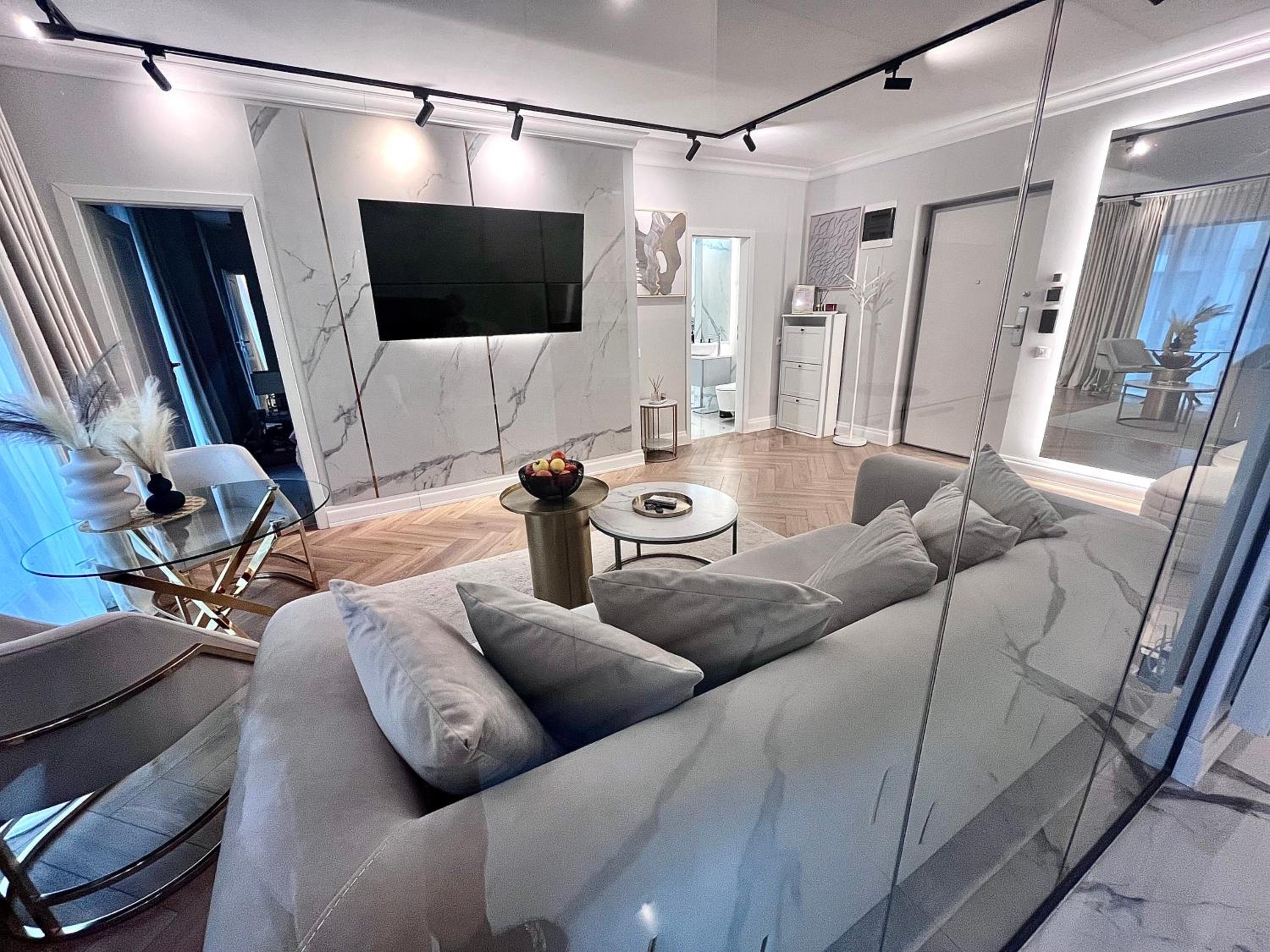 FLH Golden Elegance - Balcony, Garage & King Bed close to Therme and Airport