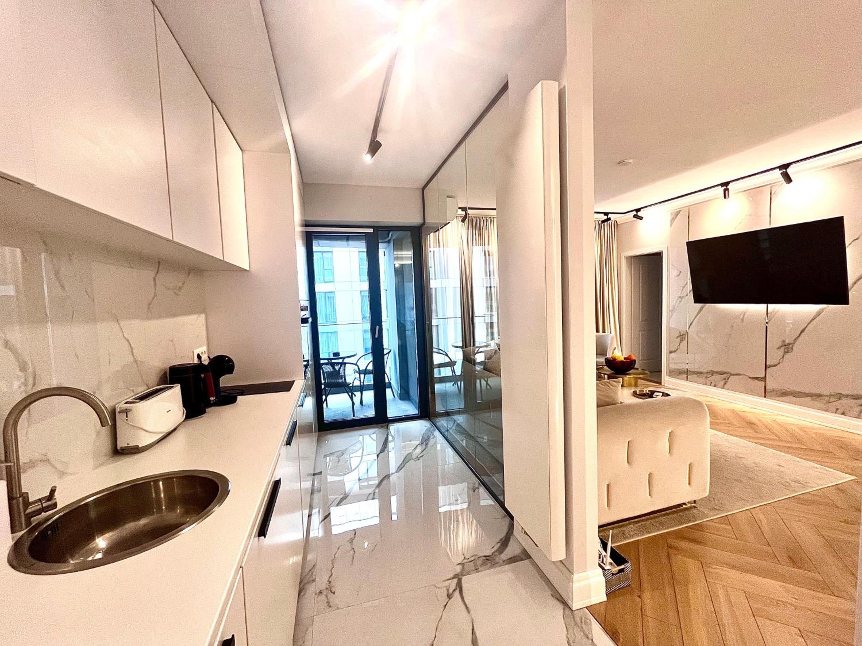 FLH Golden Elegance - Balcony, Garage & King Bed close to Therme and Airport