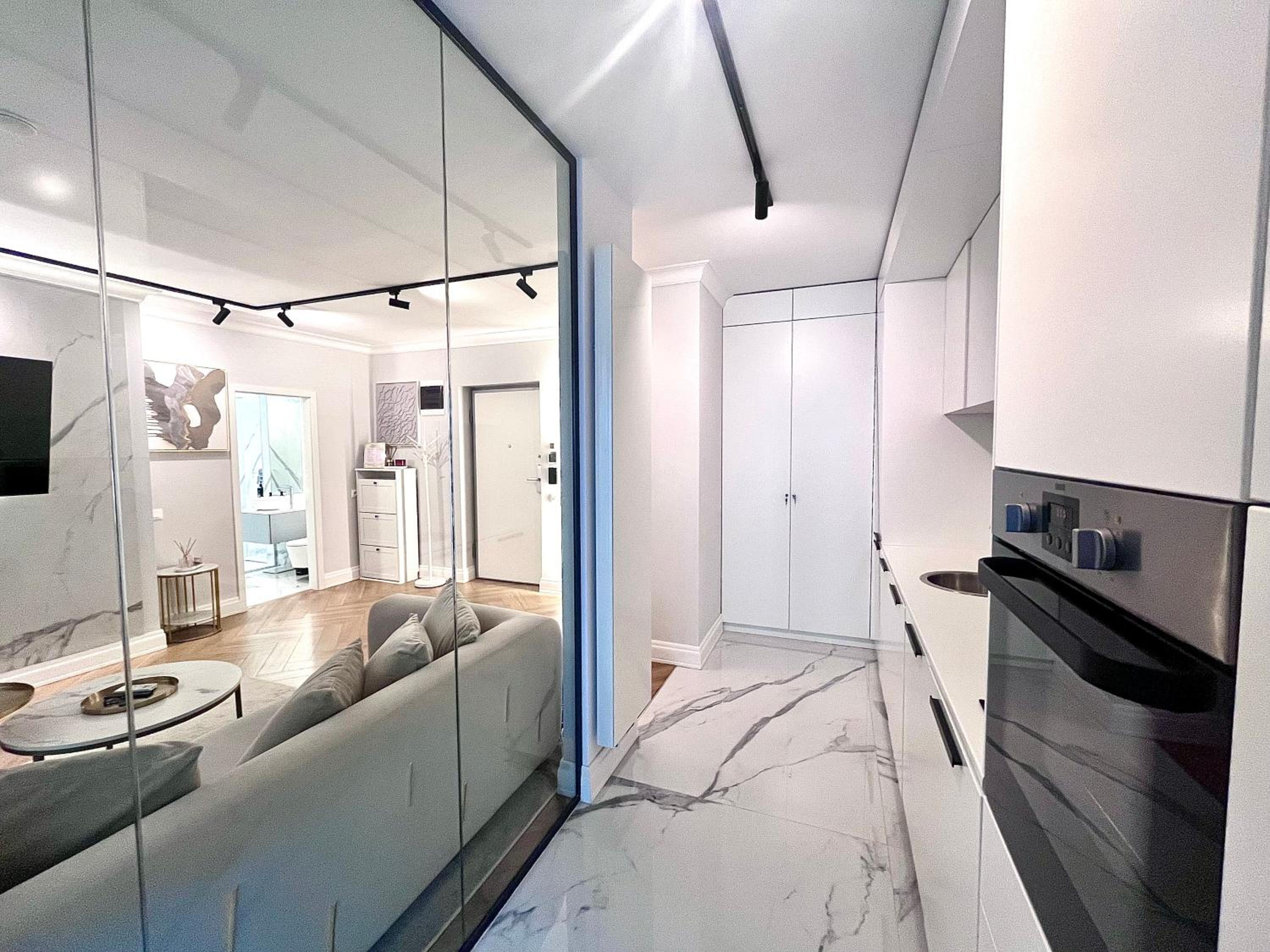FLH Golden Elegance - Balcony, Garage & King Bed close to Therme and Airport
