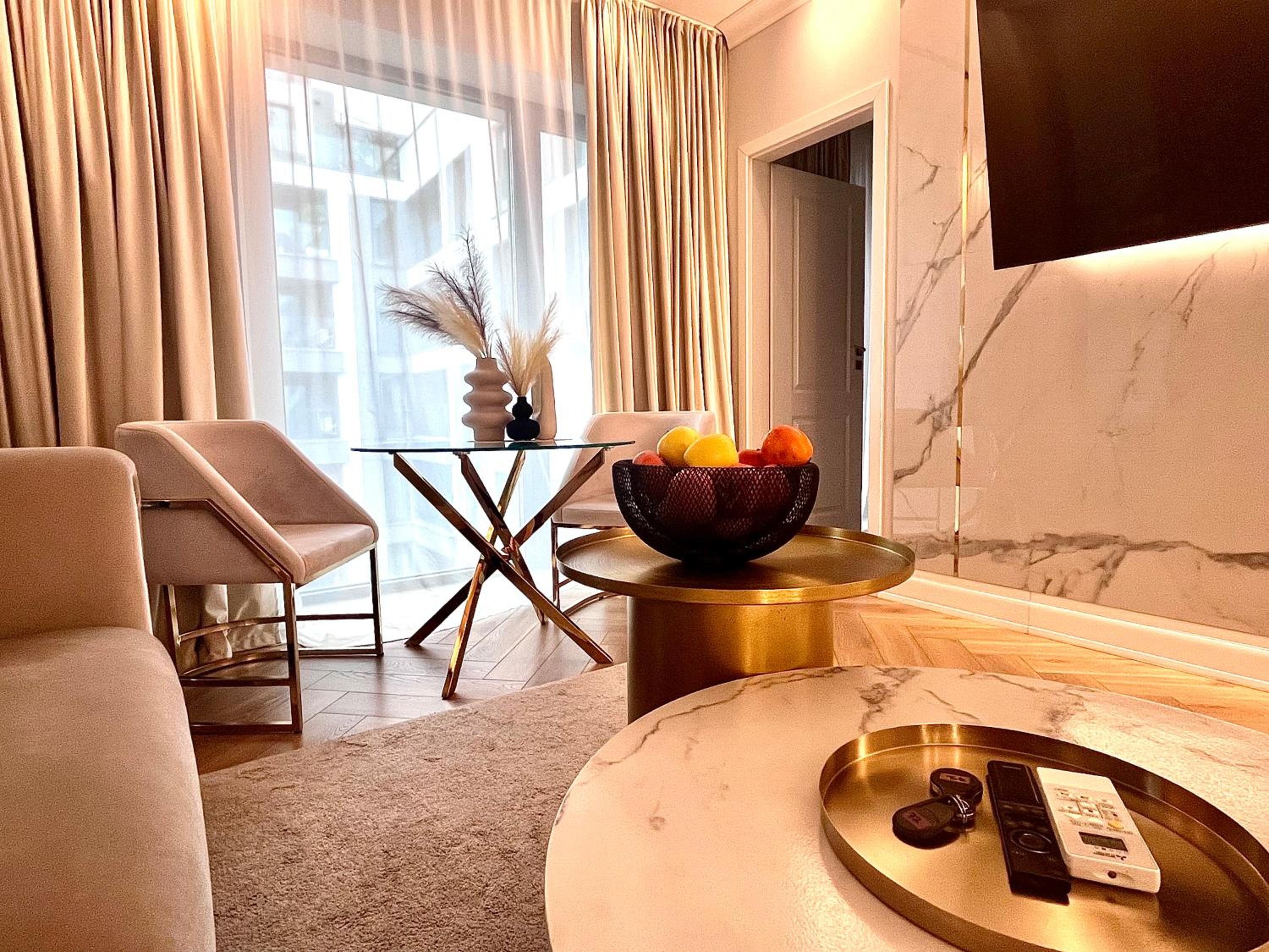 FLH Golden Elegance - Balcony, Garage & King Bed close to Therme and Airport