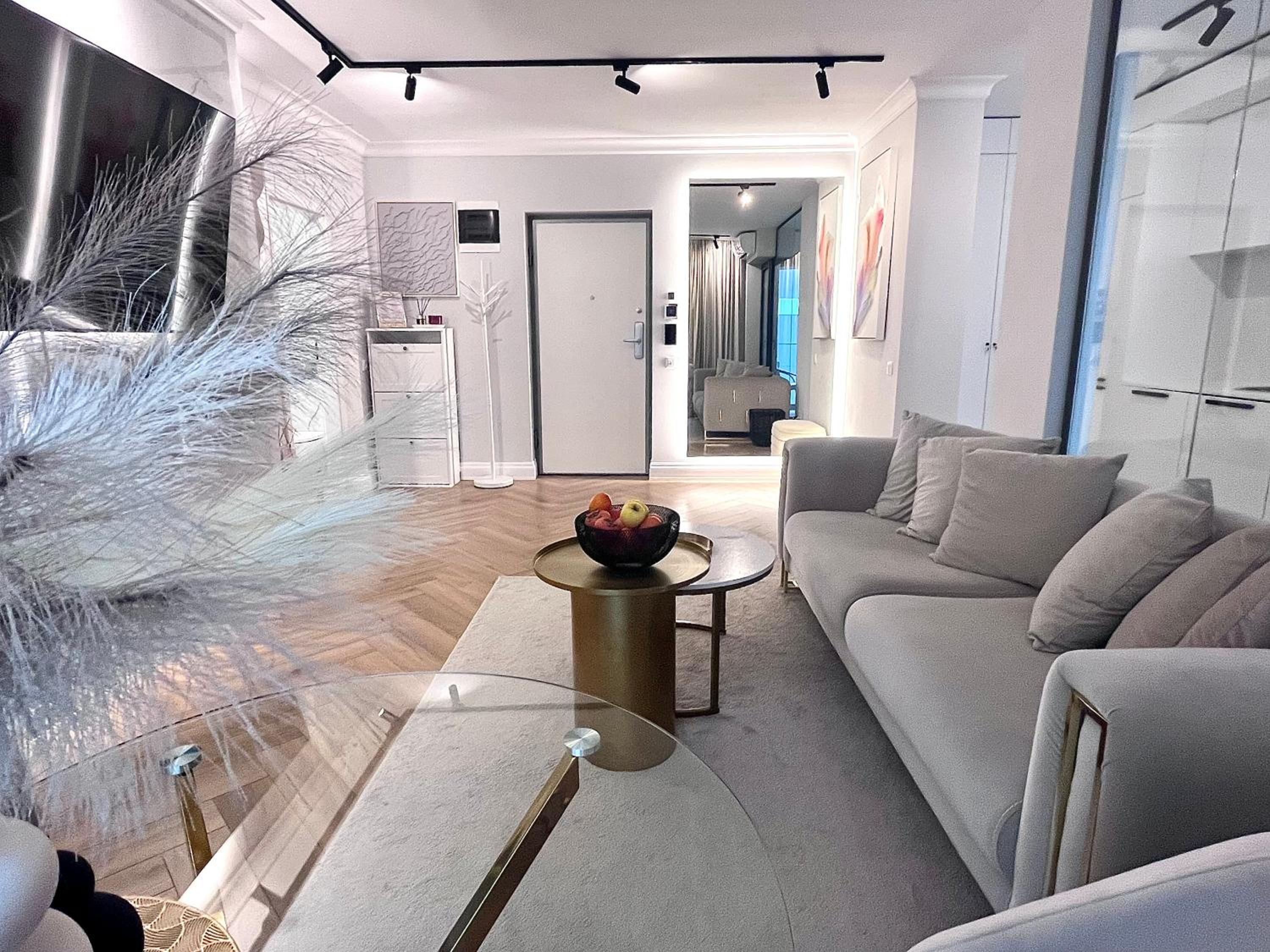 FLH Golden Elegance - Balcony, Garage & King Bed close to Therme and Airport