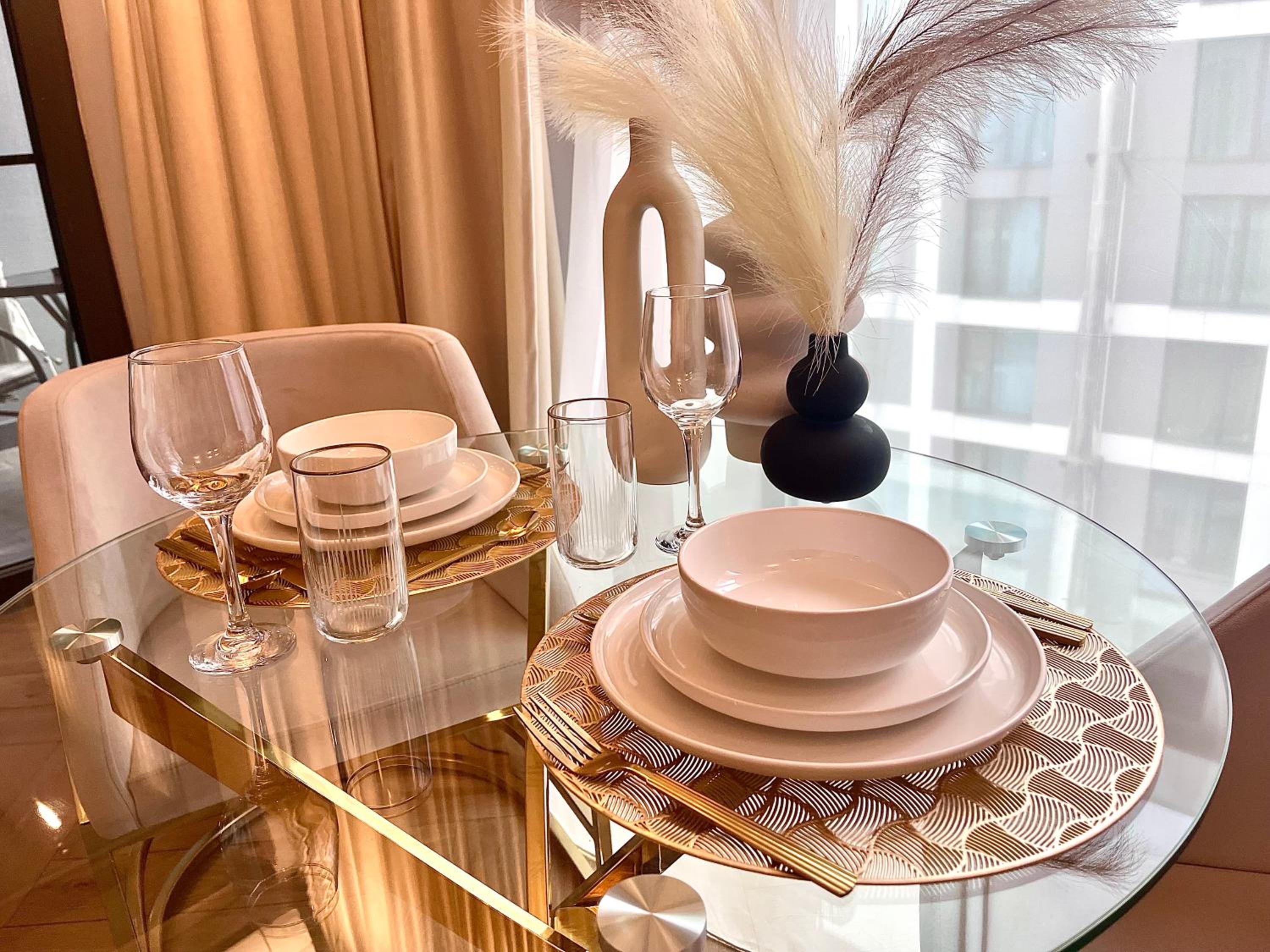 FLH Golden Elegance - Balcony, Garage & King Bed close to Therme and Airport