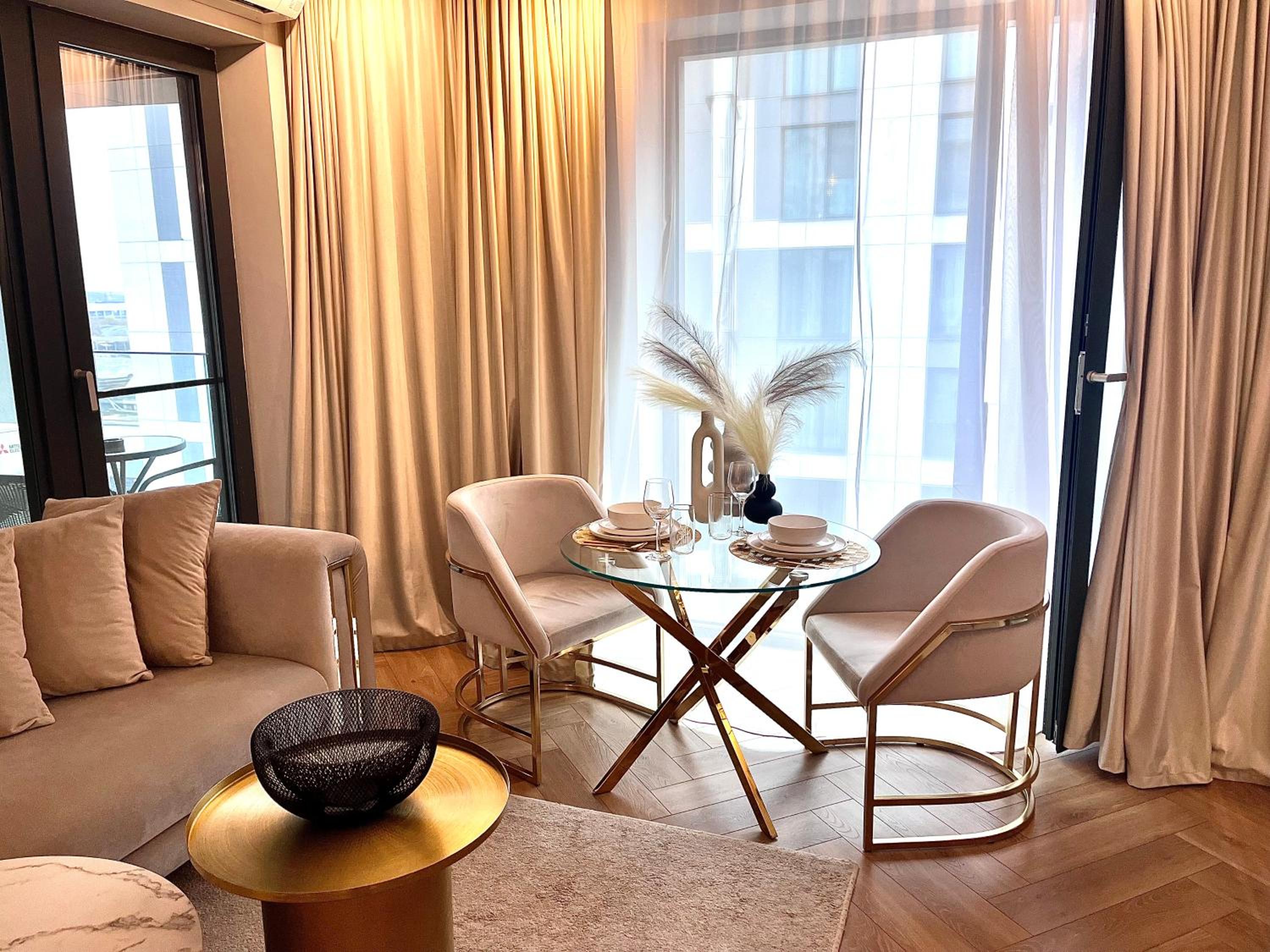 FLH Golden Elegance - Balcony, Garage & King Bed close to Therme and Airport