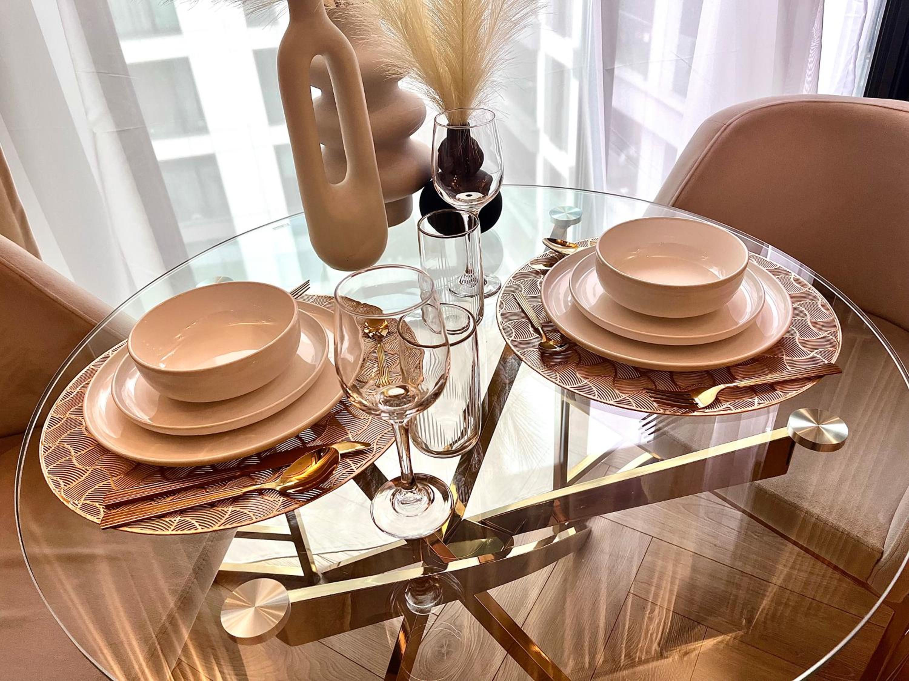 FLH Golden Elegance - Balcony, Garage & King Bed close to Therme and Airport