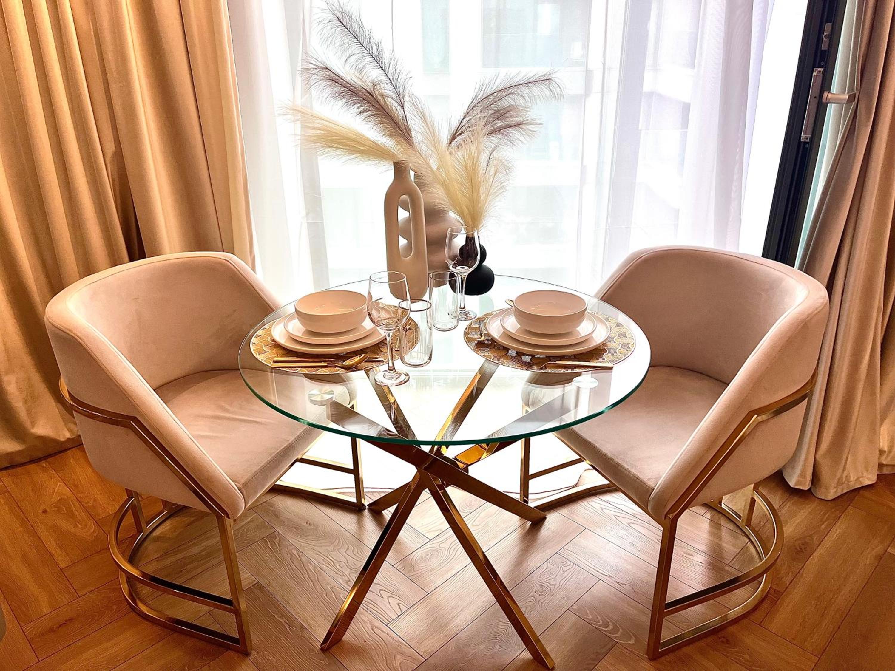 FLH Golden Elegance - Balcony, Garage & King Bed close to Therme and Airport