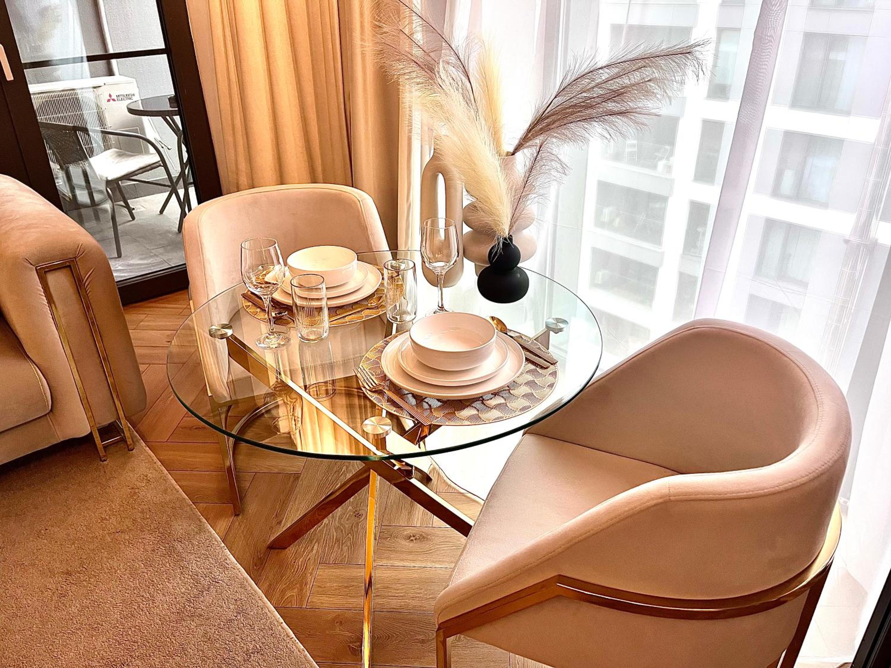 FLH Golden Elegance - Balcony, Garage & King Bed close to Therme and Airport