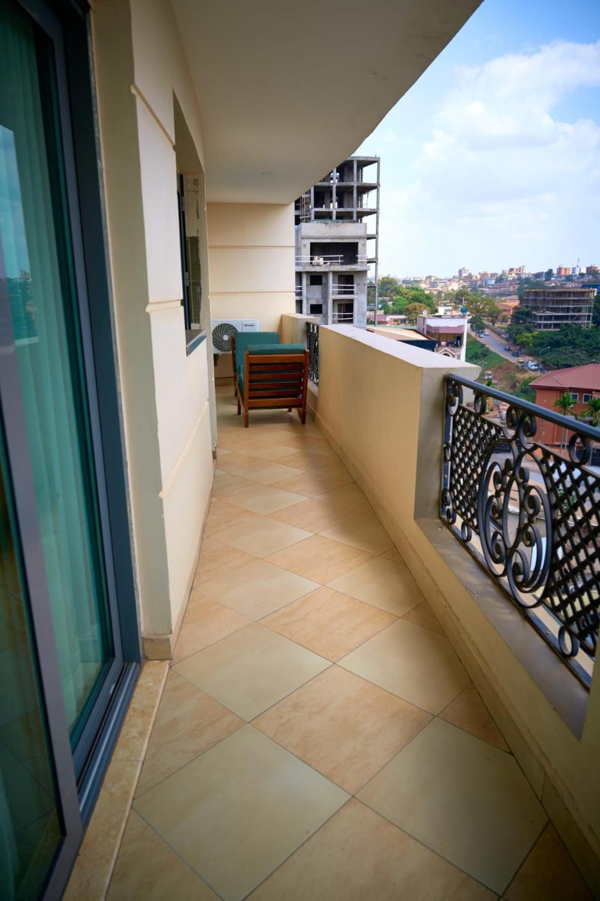 Magnifique 2P près de Touristique voyage Elig-Essono Yaounde, wifi groupe électrogène et parking