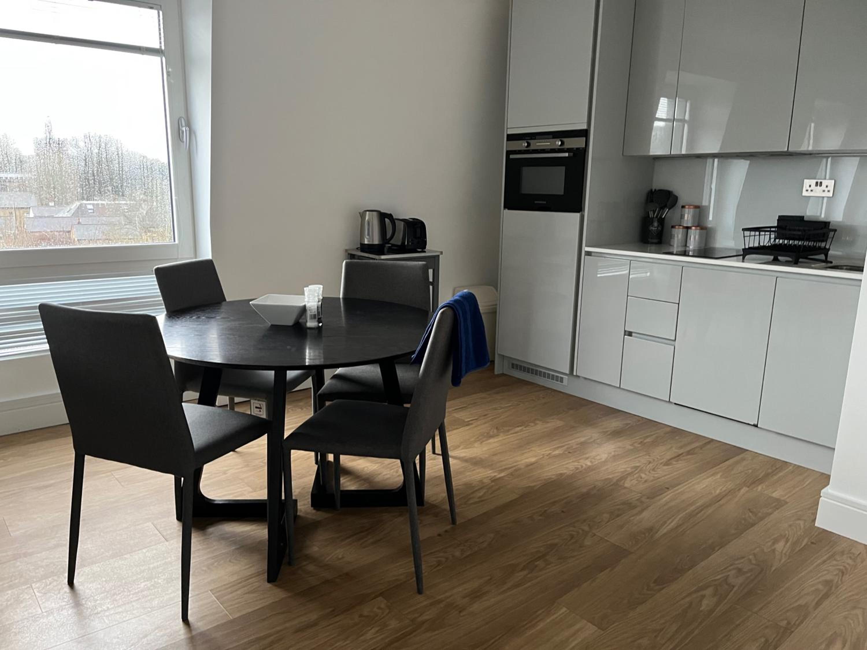 Modern retreat near Rickmansworth High St & Canal view 2