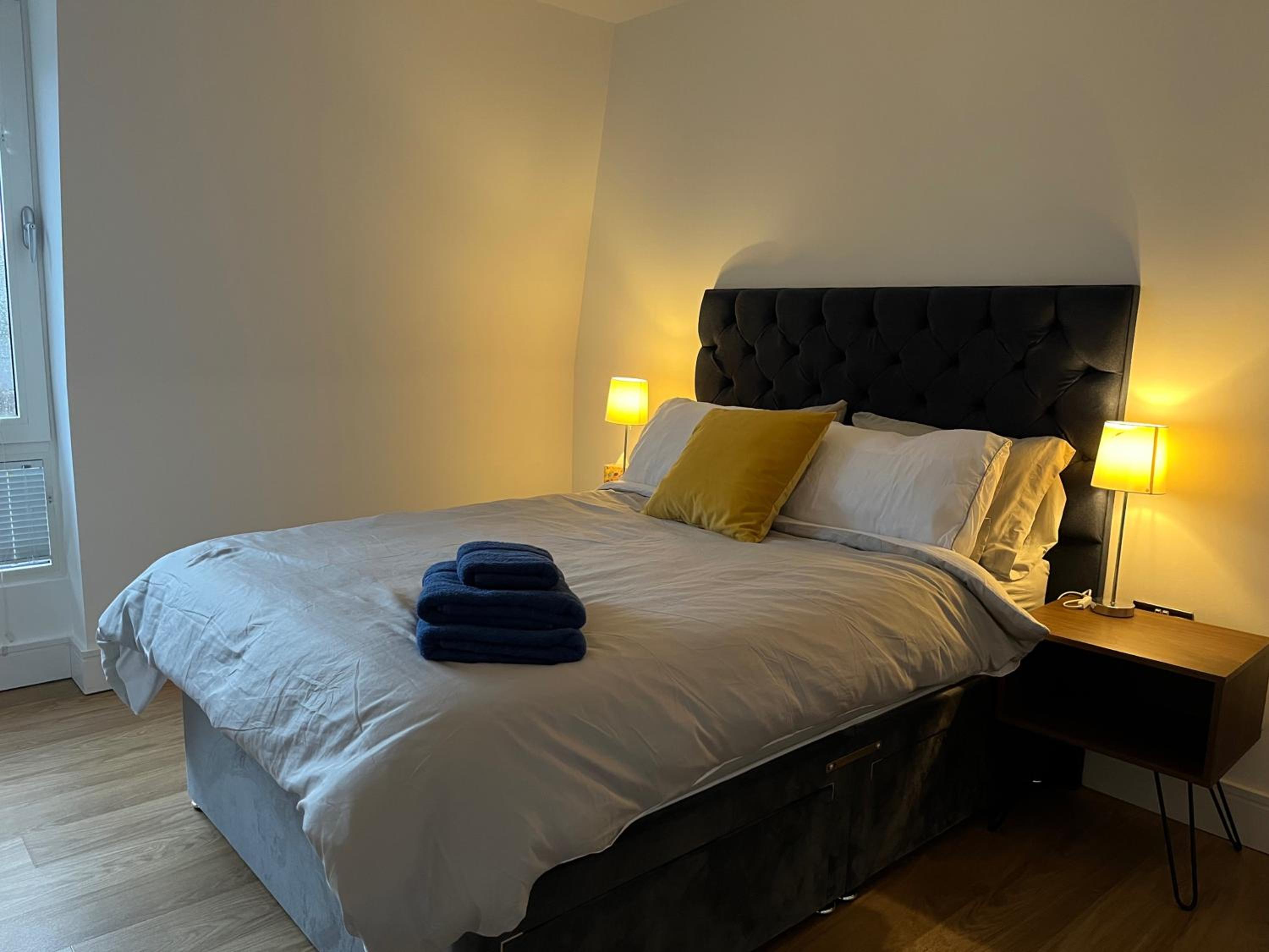 Modern retreat near Rickmansworth High St & Canal view 3