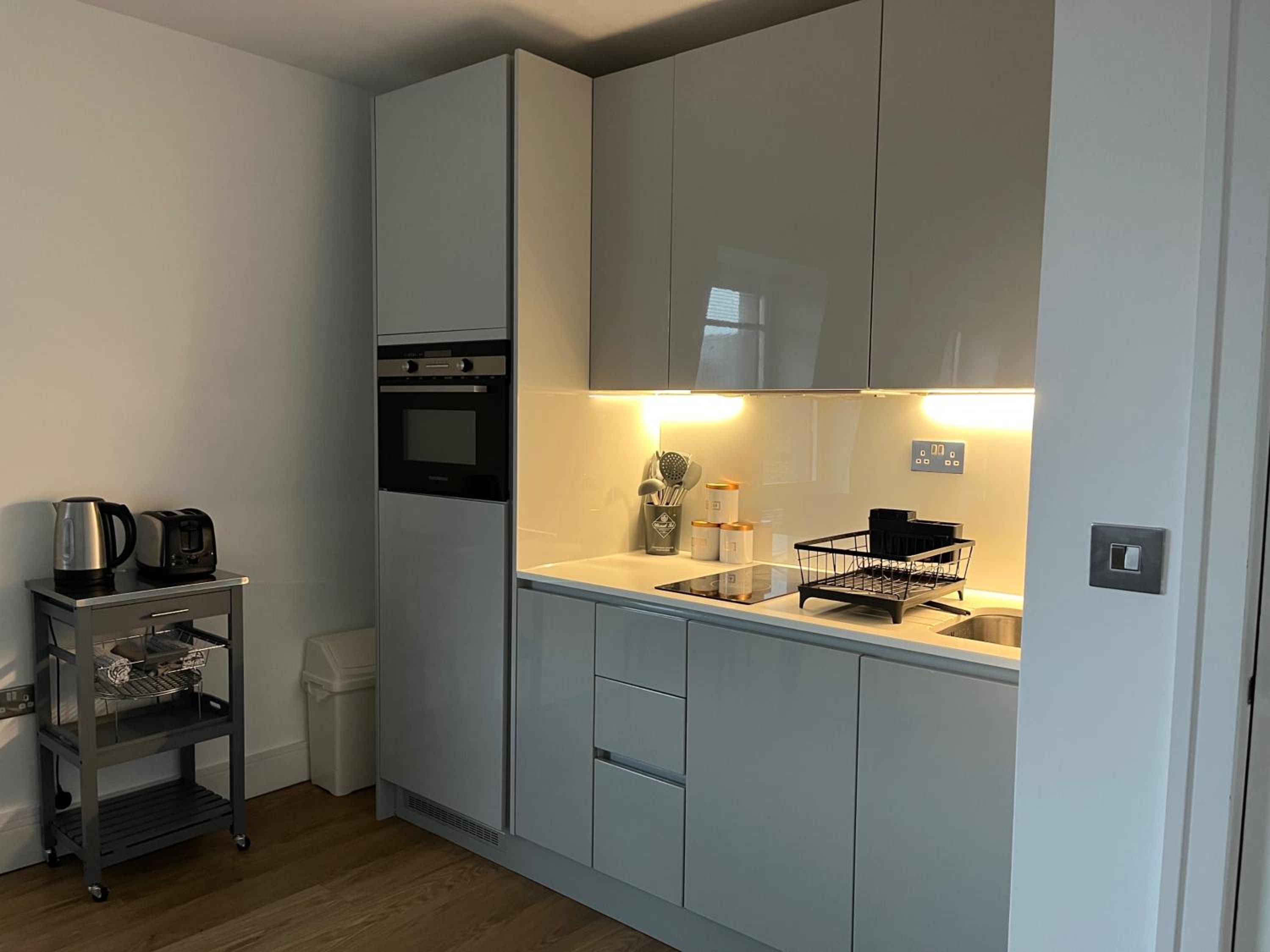 Modern retreat near Rickmansworth High St & Canal view 4