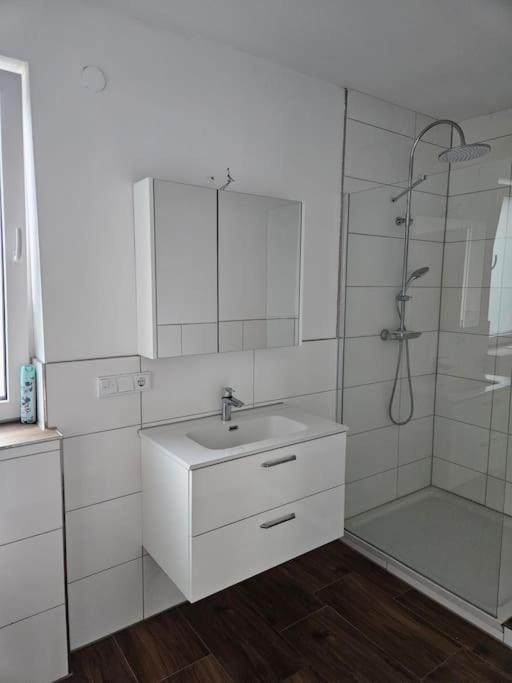 Moderne Wohnung mit Balkon - nahe Kurpark & Messezentrum