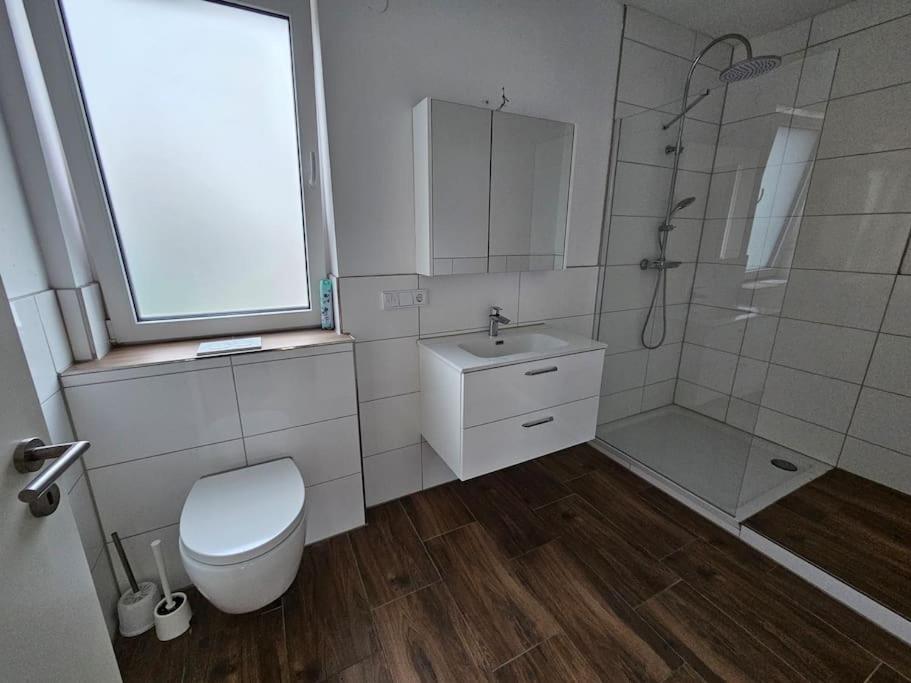 Moderne Wohnung mit Balkon - nahe Kurpark & Messezentrum