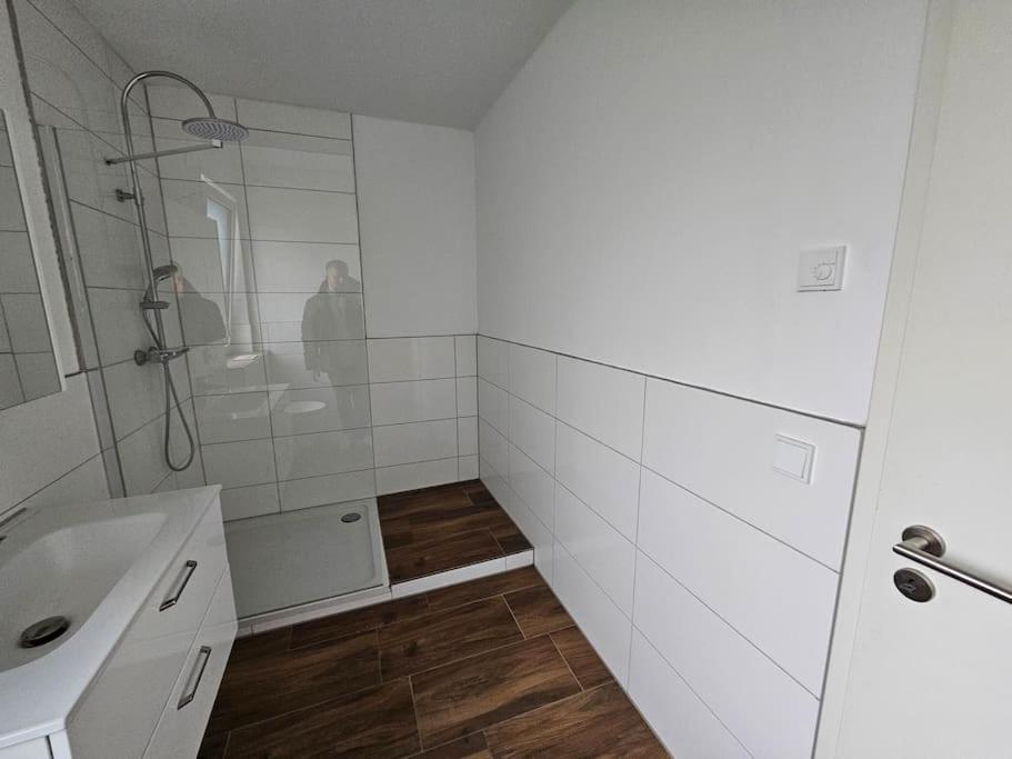 Moderne Wohnung mit Balkon - nahe Kurpark & Messezentrum