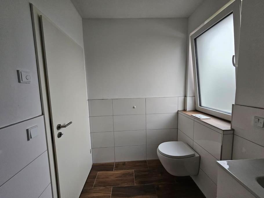 Moderne Wohnung mit Balkon - nahe Kurpark & Messezentrum