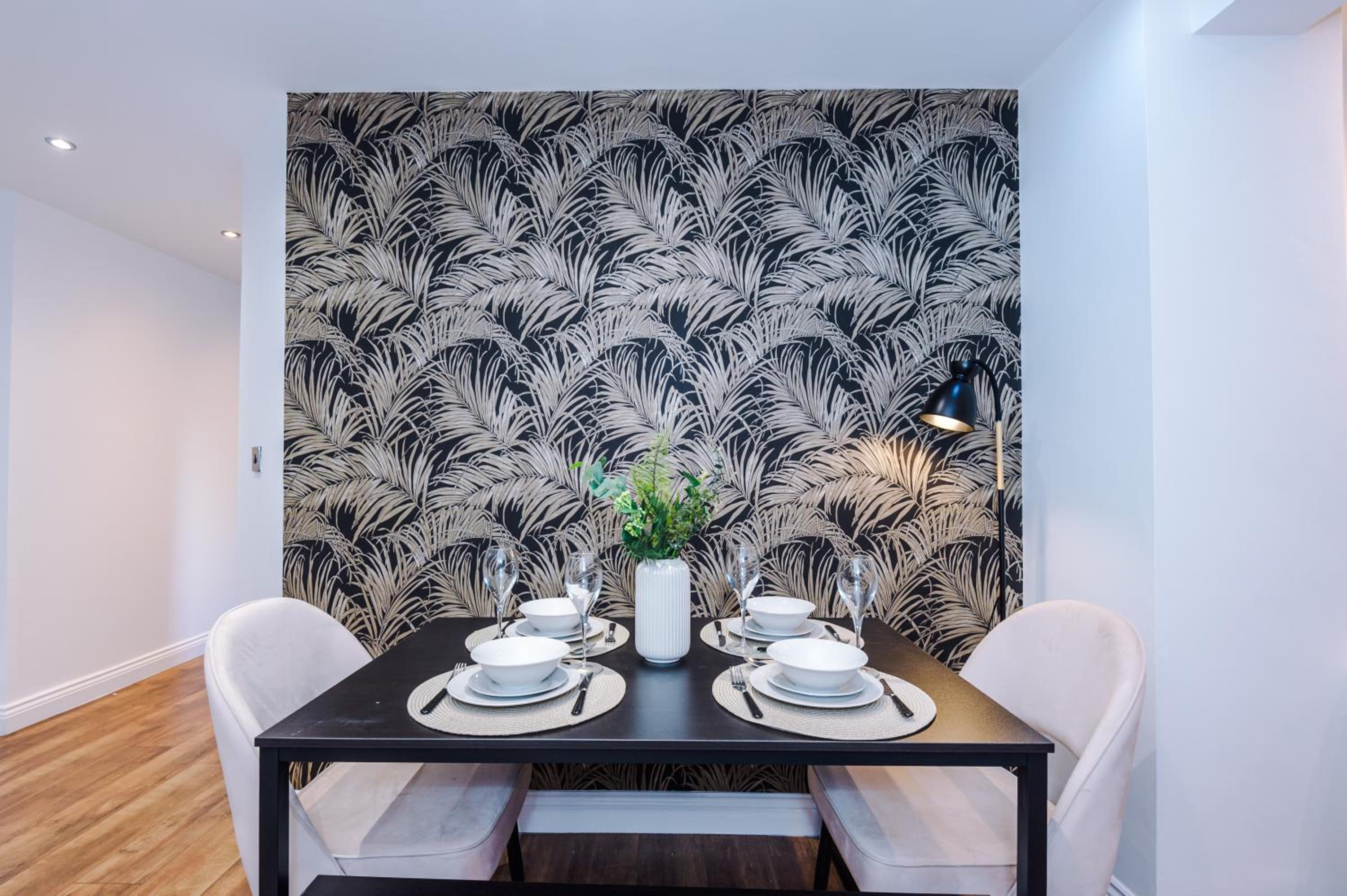 Central Leeds Gem - Parking - Sleeps 6 view 3