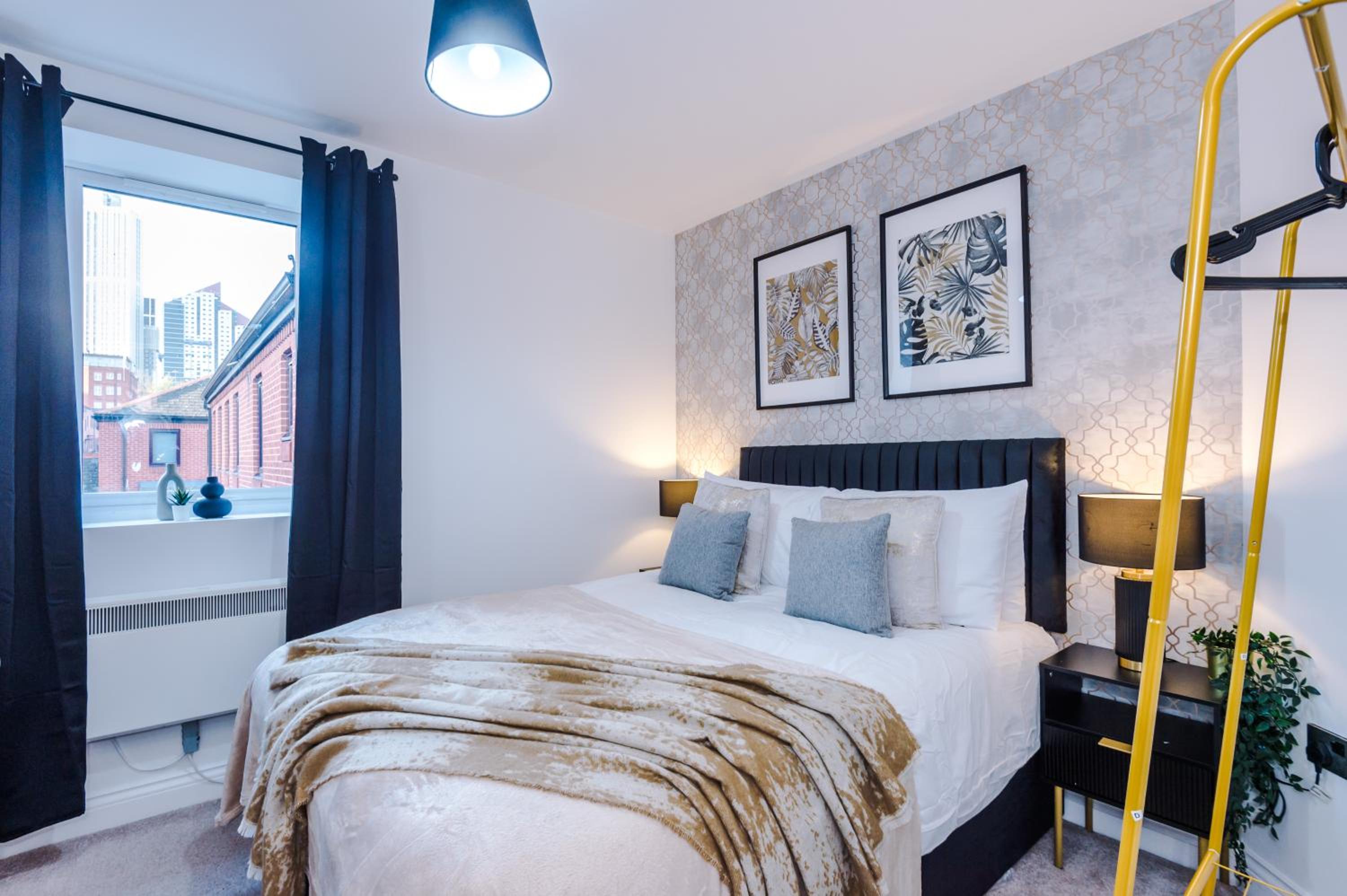 Central Leeds Gem - Parking - Sleeps 6 view 5