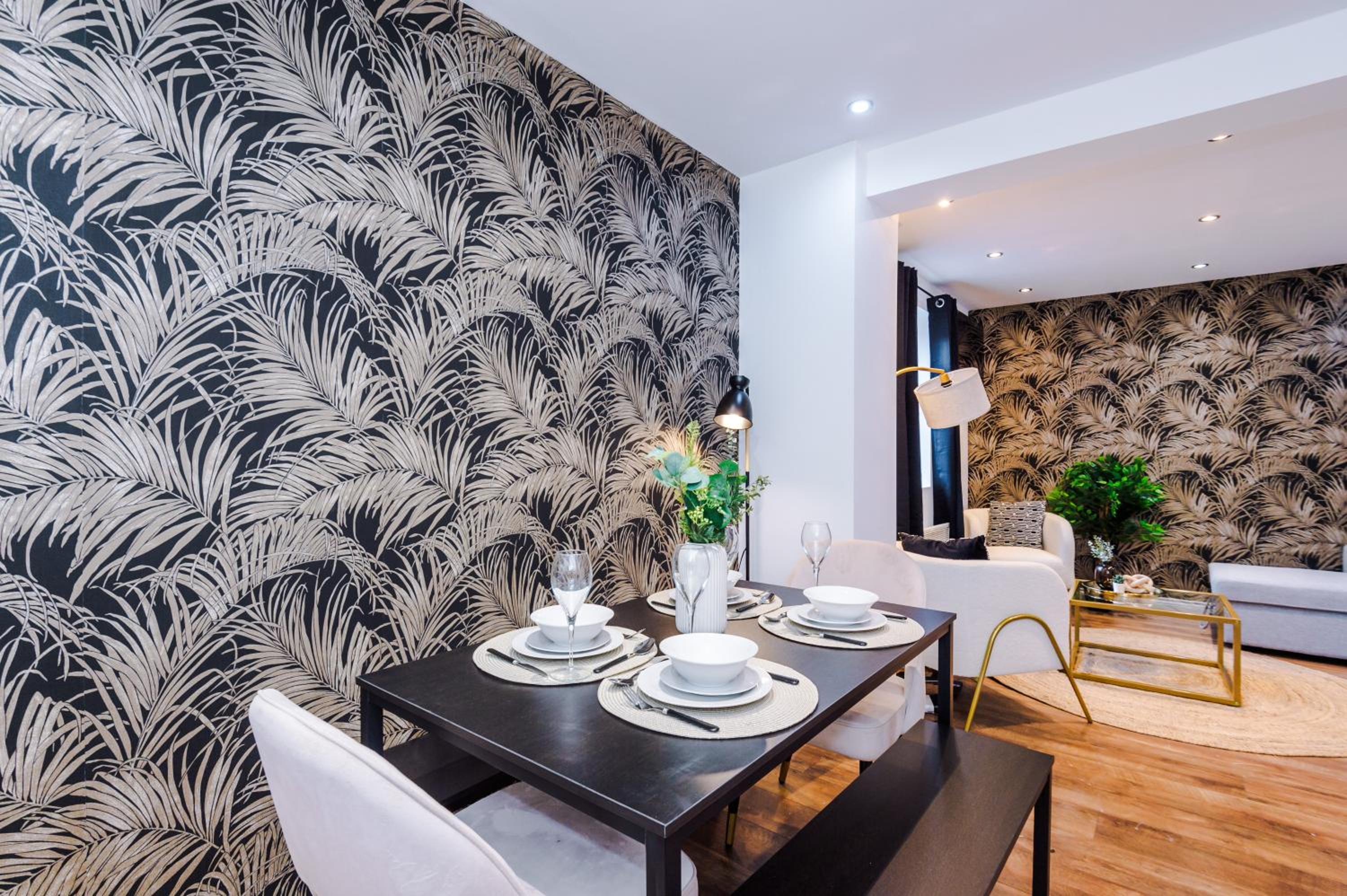Central Leeds Gem - Parking - Sleeps 6 view 4