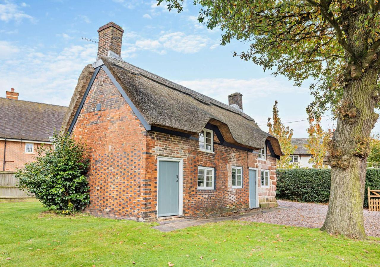 Oak Tree Thatched Cottage view 3