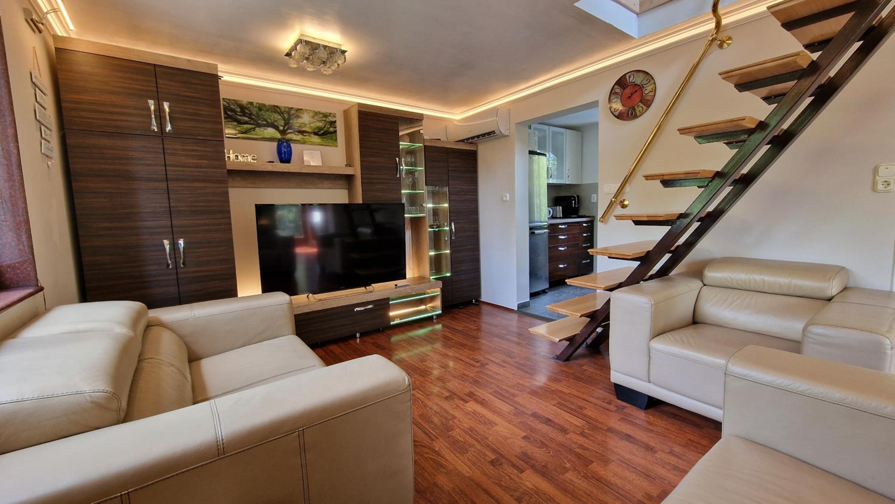 Pilis Hills View Deluxe House with Pool & AC near Bp view 3