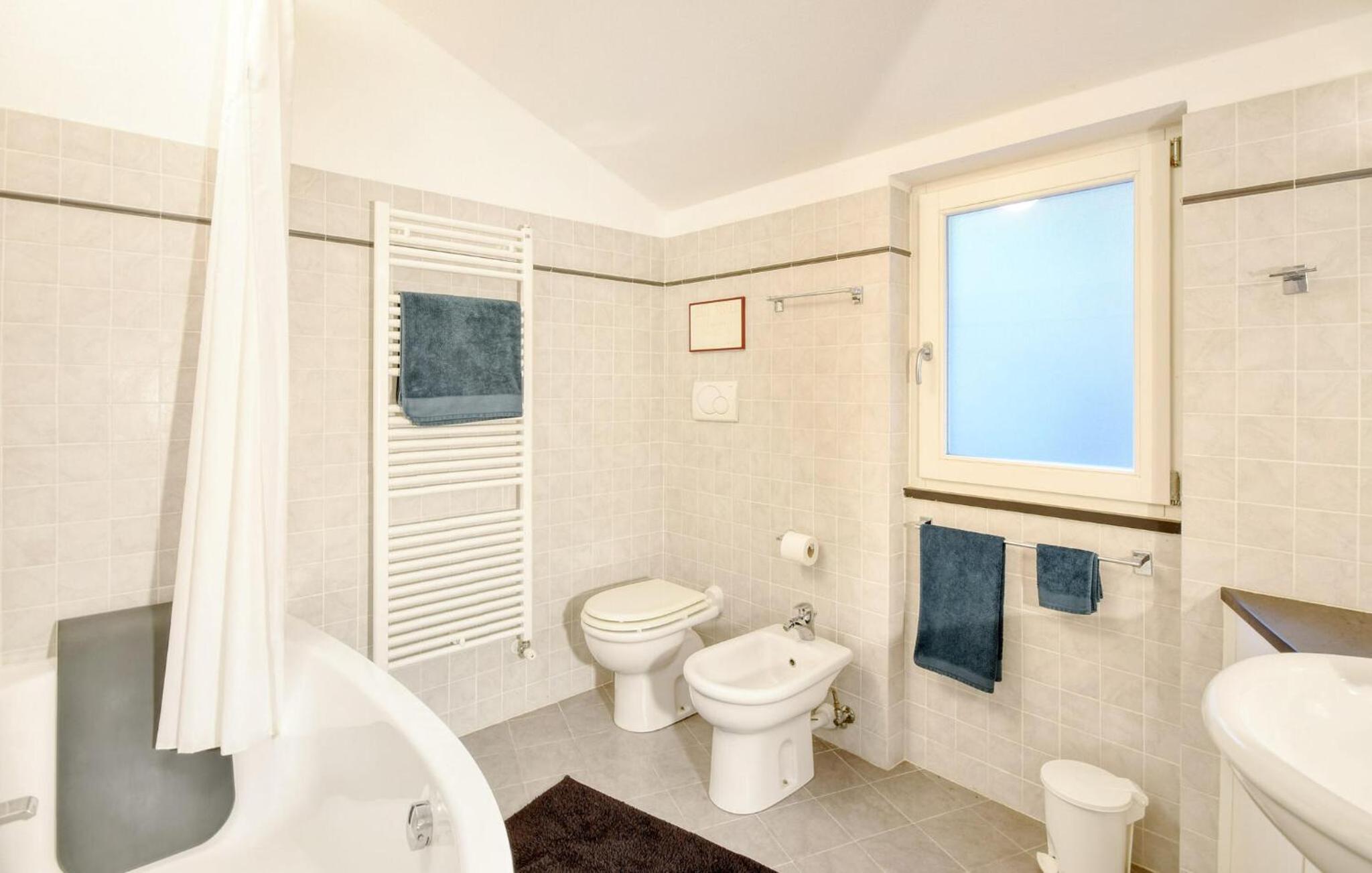3 Bedroom Stunning Home In Ne