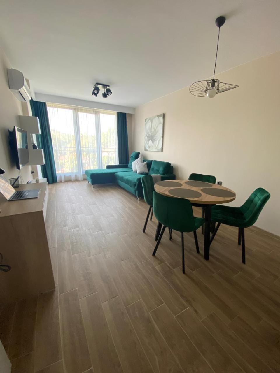 Modern 1BR Apart FREE Parking with Hill View